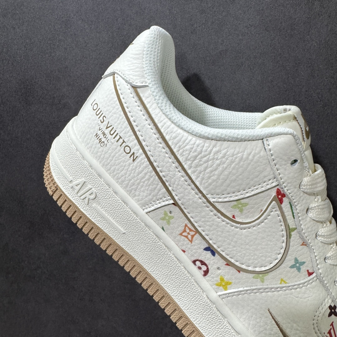 图片[8]-【定制版】联名限定 潮力拉满AIR FORCE 1 经典空军版型邂逅LV老花满印，奶白基底搭配彩色老花图案，复古又吸睛，双层Swoosh设计暗藏小心机，后跟LOUIS VUITTON字样彰显联名身份，生胶外底耐磨防滑，兼顾颜值与实用性，无论是日常出街还是潮流搭配都能轻松驾驭，细腻皮革质感拉满高级感，每一处细节都在诉说潮流态度，让你走在街头成为焦点。 货号：MM3399-808 尺码：36 36.5 37.5 38 38.5 39 40 40.5 41 42 42.5 43 44 44.5 45-选品中心