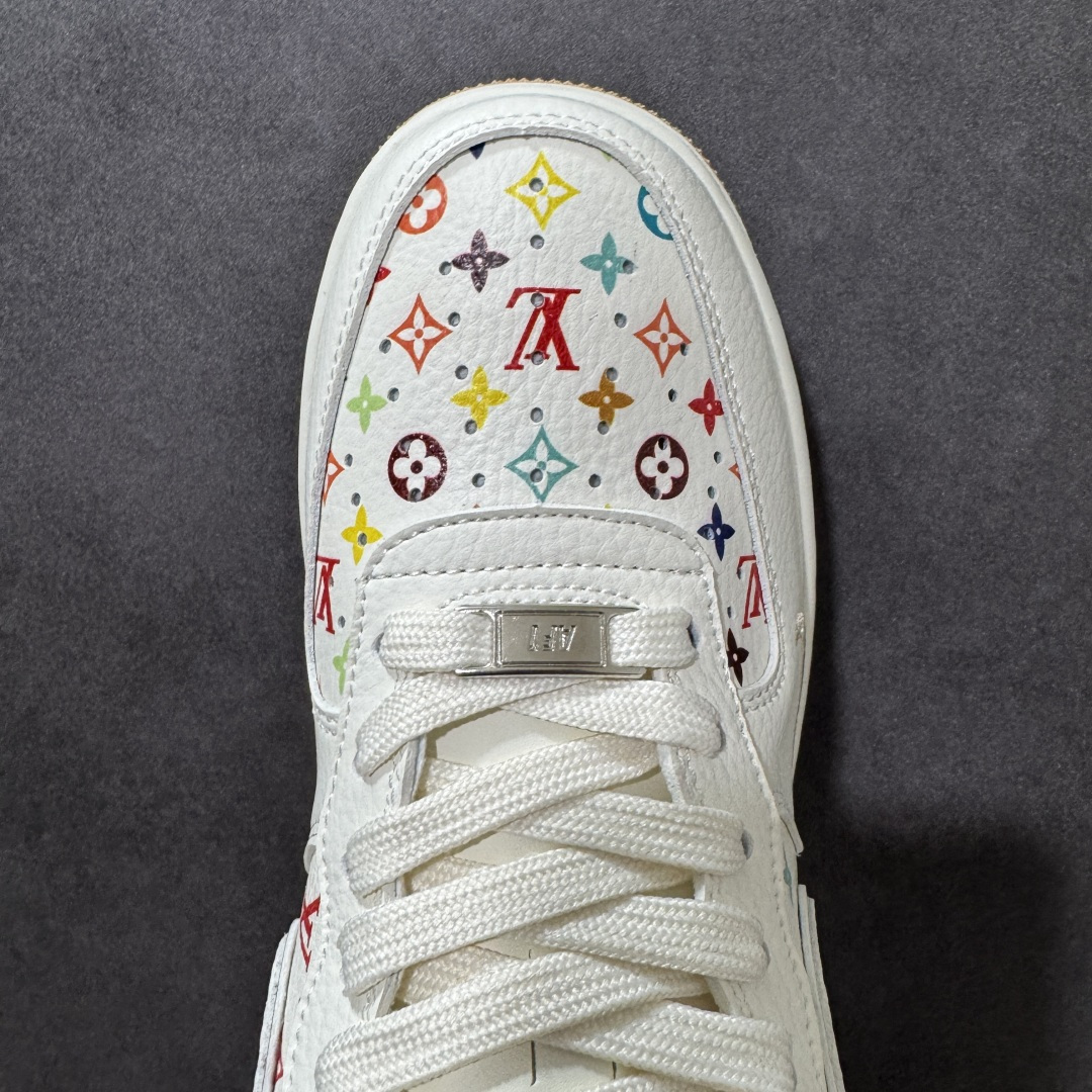 图片[5]-【定制版】联名限定 潮力拉满AIR FORCE 1 经典空军版型邂逅LV老花满印，奶白基底搭配彩色老花图案，复古又吸睛，双层Swoosh设计暗藏小心机，后跟LOUIS VUITTON字样彰显联名身份，生胶外底耐磨防滑，兼顾颜值与实用性，无论是日常出街还是潮流搭配都能轻松驾驭，细腻皮革质感拉满高级感，每一处细节都在诉说潮流态度，让你走在街头成为焦点。 货号：MM3399-808 尺码：36 36.5 37.5 38 38.5 39 40 40.5 41 42 42.5 43 44 44.5 45-选品中心