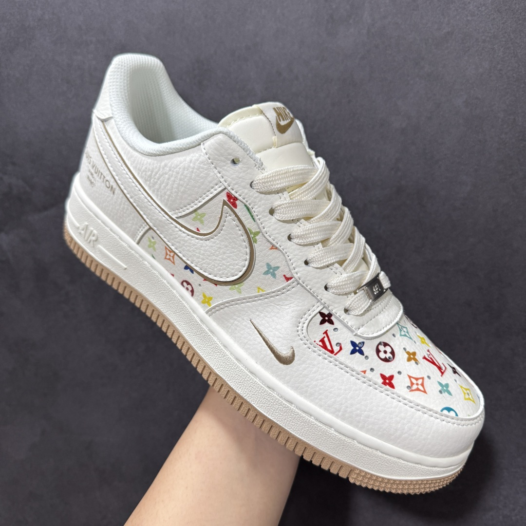 图片[3]-【定制版】联名限定 潮力拉满AIR FORCE 1 经典空军版型邂逅LV老花满印，奶白基底搭配彩色老花图案，复古又吸睛，双层Swoosh设计暗藏小心机，后跟LOUIS VUITTON字样彰显联名身份，生胶外底耐磨防滑，兼顾颜值与实用性，无论是日常出街还是潮流搭配都能轻松驾驭，细腻皮革质感拉满高级感，每一处细节都在诉说潮流态度，让你走在街头成为焦点。 货号：MM3399-808 尺码：36 36.5 37.5 38 38.5 39 40 40.5 41 42 42.5 43 44 44.5 45-选品中心