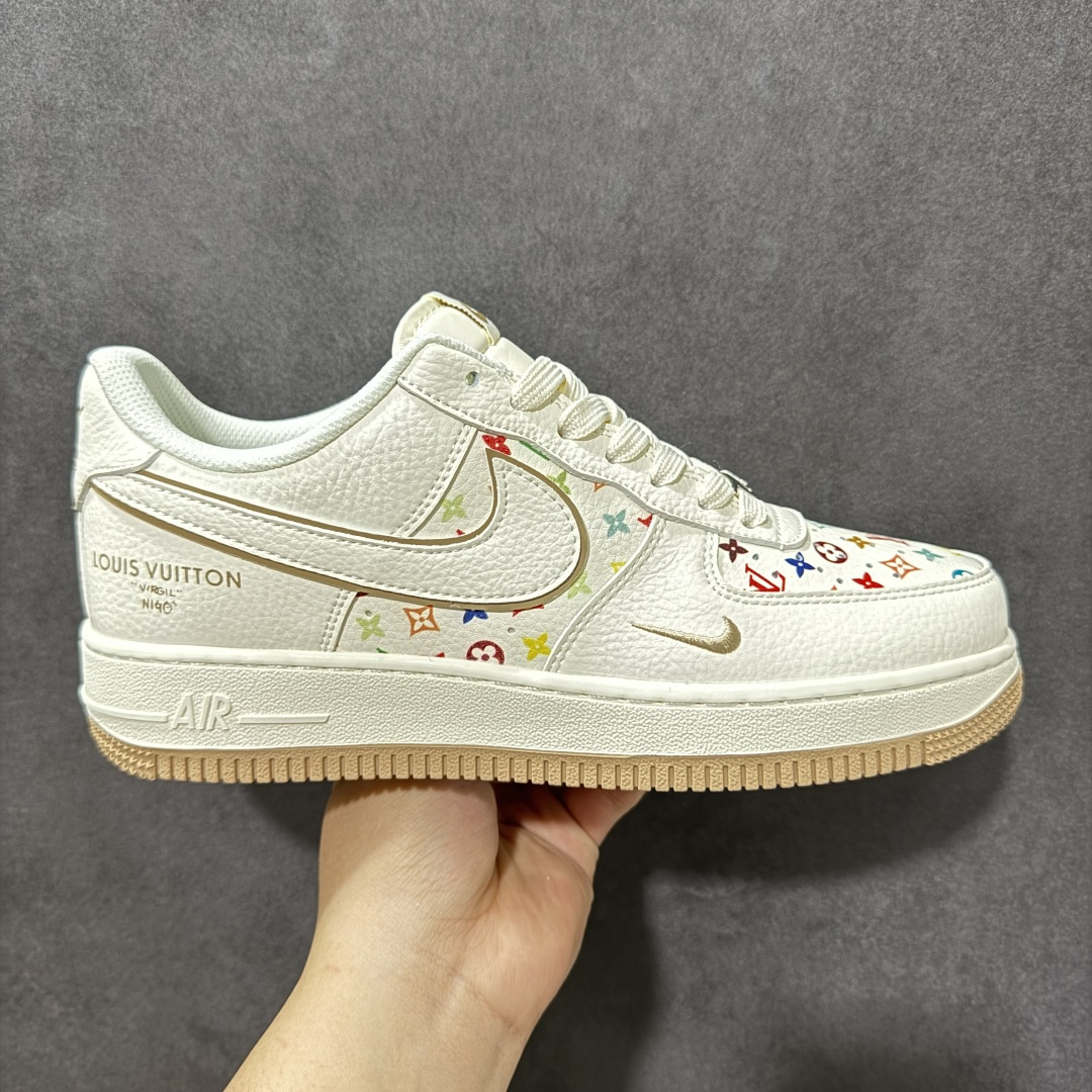 【定制版】联名限定 潮力拉满AIR FORCE 1 经典空军版型邂逅LV老花满印，奶白基底搭配彩色老花图案，复古又吸睛，双层Swoosh设计暗藏小心机，后跟LOUIS VUITTON字样彰显联名身份，生胶外底耐磨防滑，兼顾颜值与实用性，无论是日常出街还是潮流搭配都能轻松驾驭，细腻皮革质感拉满高级感，每一处细节都在诉说潮流态度，让你走在街头成为焦点。 货号：MM3399-808 尺码：36 36.5 37.5 38 38.5 39 40 40.5 41 42 42.5 43 44 44.5 45-选品中心