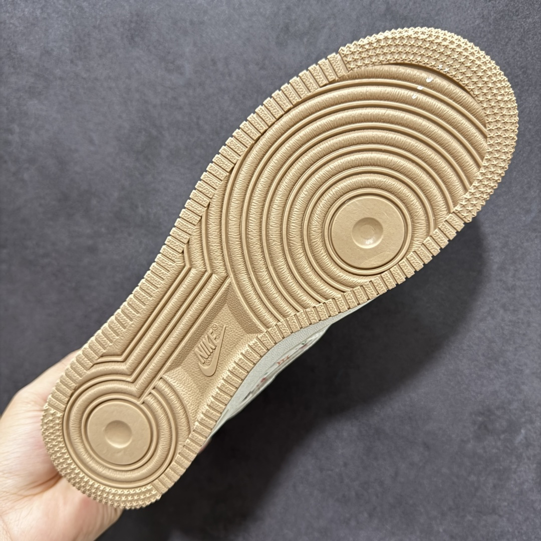 图片[9]-【定制版】联名限定 潮力拉满AIR FORCE 1 经典空军版型邂逅LV老花满印，奶白基底搭配彩色老花图案，复古又吸睛，双层Swoosh设计暗藏小心机，后跟LOUIS VUITTON字样彰显联名身份，生胶外底耐磨防滑，兼顾颜值与实用性，无论是日常出街还是潮流搭配都能轻松驾驭，细腻皮革质感拉满高级感，每一处细节都在诉说潮流态度，让你走在街头成为焦点。 货号：MM3399-808 尺码：36 36.5 37.5 38 38.5 39 40 40.5 41 42 42.5 43 44 44.5 45-选品中心