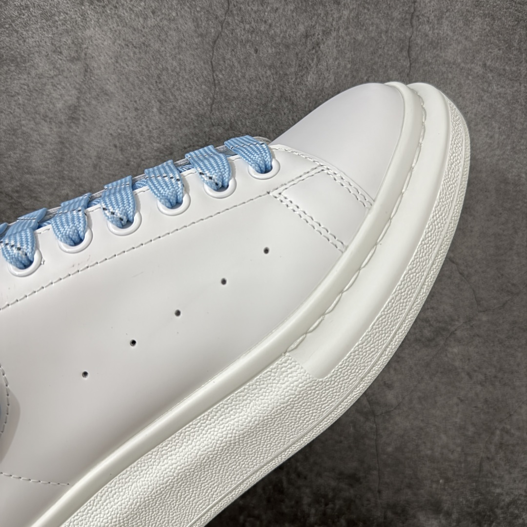 图片[6]-【HT纯原礼盒版】Alexander McQueen/亚历山大麦昆松糕鞋厚底增高小白鞋 蓝白滴胶尾 全市场配色最齐(100+配色) 性价比最高 同价位品质无敌 进口丝绸亚光原版正品 水染羊皮内里 羊皮垫脚 回弹度到位 耐磨又舒适 鞋底厚4.5cm 全套原版包装 配件齐全 官方一致 凹凸定制正品原盒包装 右脚鞋舌嵌入防伪芯片装置 外盒鞋标官方二维码扫码+防伪芯片 尺码：35-45-选品中心