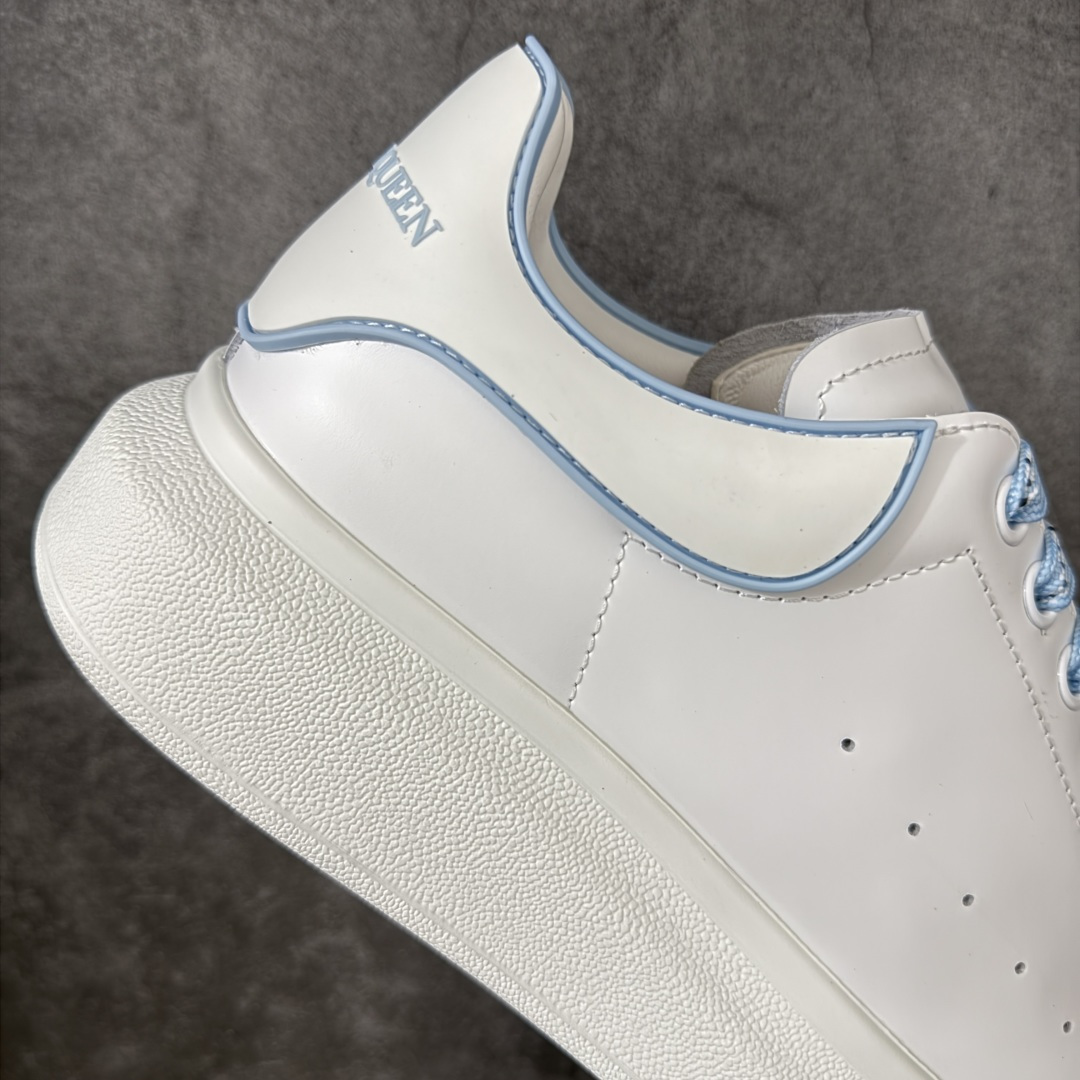 图片[7]-【HT纯原礼盒版】Alexander McQueen/亚历山大麦昆松糕鞋厚底增高小白鞋 蓝白滴胶尾 全市场配色最齐(100+配色) 性价比最高 同价位品质无敌 进口丝绸亚光原版正品 水染羊皮内里 羊皮垫脚 回弹度到位 耐磨又舒适 鞋底厚4.5cm 全套原版包装 配件齐全 官方一致 凹凸定制正品原盒包装 右脚鞋舌嵌入防伪芯片装置 外盒鞋标官方二维码扫码+防伪芯片 尺码：35-45-选品中心