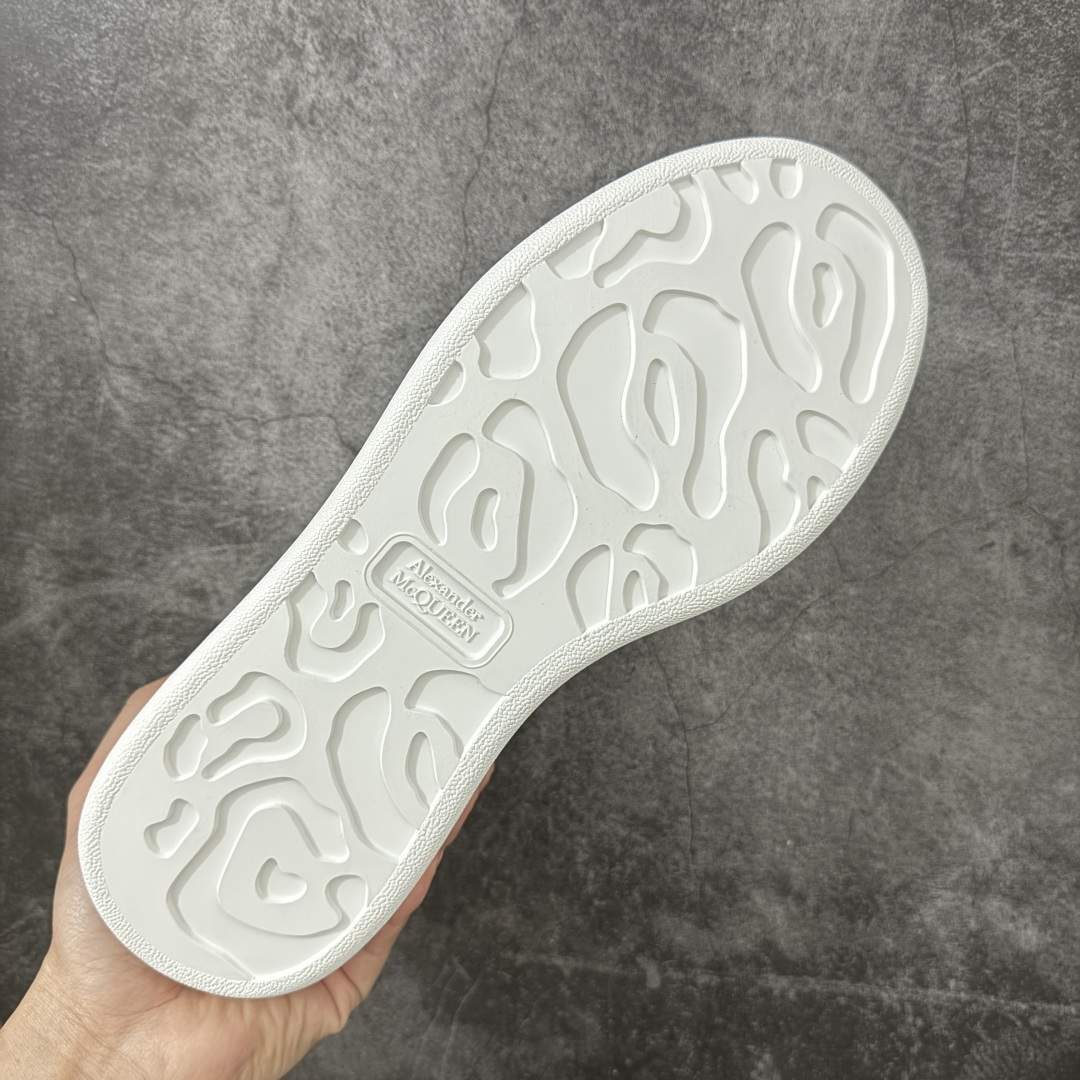 图片[9]-【HT纯原礼盒版】Alexander McQueen/亚历山大麦昆松糕鞋厚底增高小白鞋 蓝白滴胶尾 全市场配色最齐(100+配色) 性价比最高 同价位品质无敌 进口丝绸亚光原版正品 水染羊皮内里 羊皮垫脚 回弹度到位 耐磨又舒适 鞋底厚4.5cm 全套原版包装 配件齐全 官方一致 凹凸定制正品原盒包装 右脚鞋舌嵌入防伪芯片装置 外盒鞋标官方二维码扫码+防伪芯片 尺码：35-45-选品中心