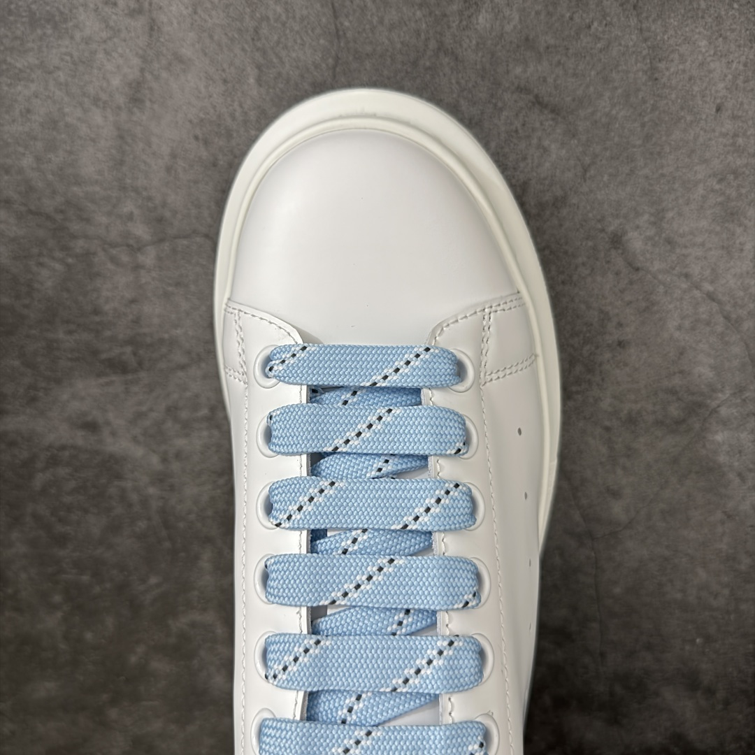 图片[5]-【HT纯原礼盒版】Alexander McQueen/亚历山大麦昆松糕鞋厚底增高小白鞋 蓝白滴胶尾 全市场配色最齐(100+配色) 性价比最高 同价位品质无敌 进口丝绸亚光原版正品 水染羊皮内里 羊皮垫脚 回弹度到位 耐磨又舒适 鞋底厚4.5cm 全套原版包装 配件齐全 官方一致 凹凸定制正品原盒包装 右脚鞋舌嵌入防伪芯片装置 外盒鞋标官方二维码扫码+防伪芯片 尺码：35-45-选品中心