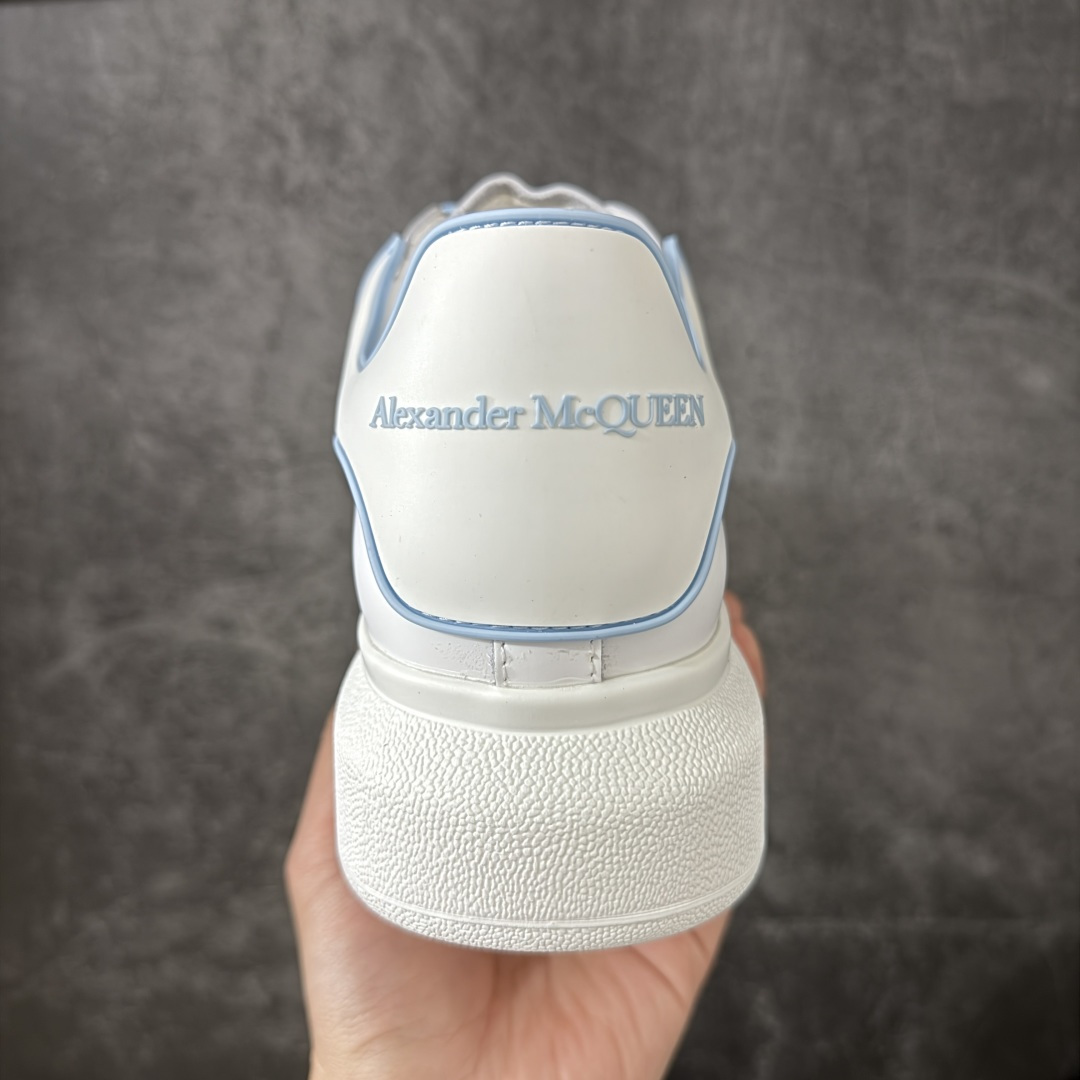 图片[4]-【HT纯原礼盒版】Alexander McQueen/亚历山大麦昆松糕鞋厚底增高小白鞋 蓝白滴胶尾 全市场配色最齐(100+配色) 性价比最高 同价位品质无敌 进口丝绸亚光原版正品 水染羊皮内里 羊皮垫脚 回弹度到位 耐磨又舒适 鞋底厚4.5cm 全套原版包装 配件齐全 官方一致 凹凸定制正品原盒包装 右脚鞋舌嵌入防伪芯片装置 外盒鞋标官方二维码扫码+防伪芯片 尺码：35-45-选品中心
