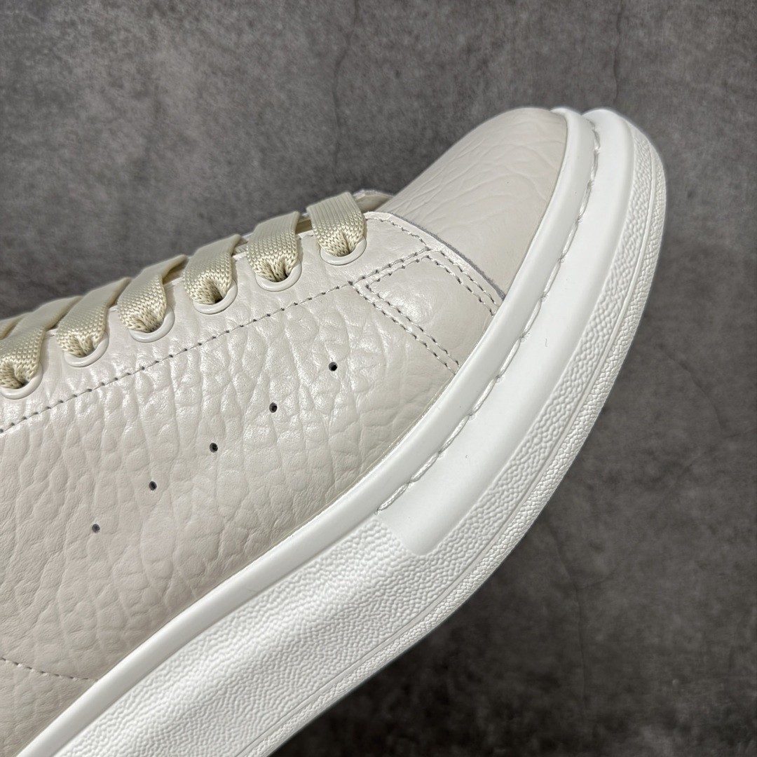 图片[6]-【HT纯原礼盒版】Alexander McQueen/亚历山大麦昆松糕鞋厚底增高小白鞋 象纹白尾 全市场配色最齐(100+配色) 性价比最高 同价位品质无敌 进口丝绸亚光原版正品 水染羊皮内里 羊皮垫脚 回弹度到位 耐磨又舒适 鞋底厚4.5cm 全套原版包装 配件齐全 官方一致 凹凸定制正品原盒包装 右脚鞋舌嵌入防伪芯片装置 外盒鞋标官方二维码扫码+防伪芯片 尺码：35-45-选品中心