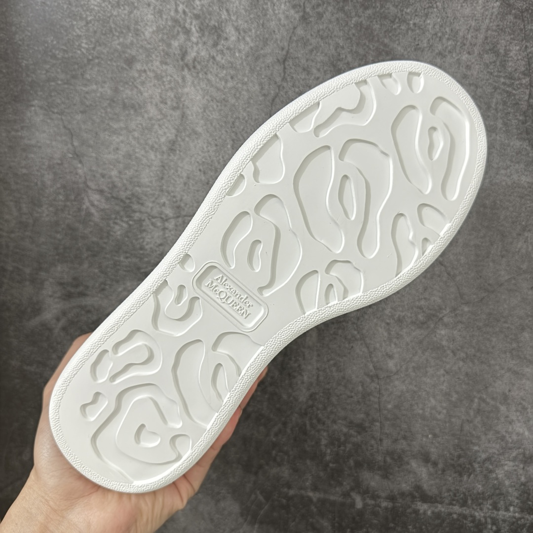 图片[9]-【HT纯原礼盒版】Alexander McQueen/亚历山大麦昆松糕鞋厚底增高小白鞋 象纹白尾 全市场配色最齐(100+配色) 性价比最高 同价位品质无敌 进口丝绸亚光原版正品 水染羊皮内里 羊皮垫脚 回弹度到位 耐磨又舒适 鞋底厚4.5cm 全套原版包装 配件齐全 官方一致 凹凸定制正品原盒包装 右脚鞋舌嵌入防伪芯片装置 外盒鞋标官方二维码扫码+防伪芯片 尺码：35-45-选品中心