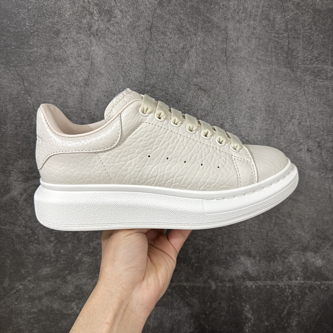 【HT纯原礼盒版】Alexander McQueen/亚历山大麦昆松糕鞋厚底增高小白鞋 象纹白尾 全市场配色最齐(100+配色) 性价比最高 同价位品质无敌 进口丝绸亚光原版正品 水染羊皮内里 羊皮垫脚 回弹度到位 耐磨又舒适 鞋底厚4.5cm 全套原版包装 配件齐全 官方一致 凹凸定制正品原盒包装 右脚鞋舌嵌入防伪芯片装置 外盒鞋标官方二维码扫码+防伪芯片 尺码：35-45-选品中心