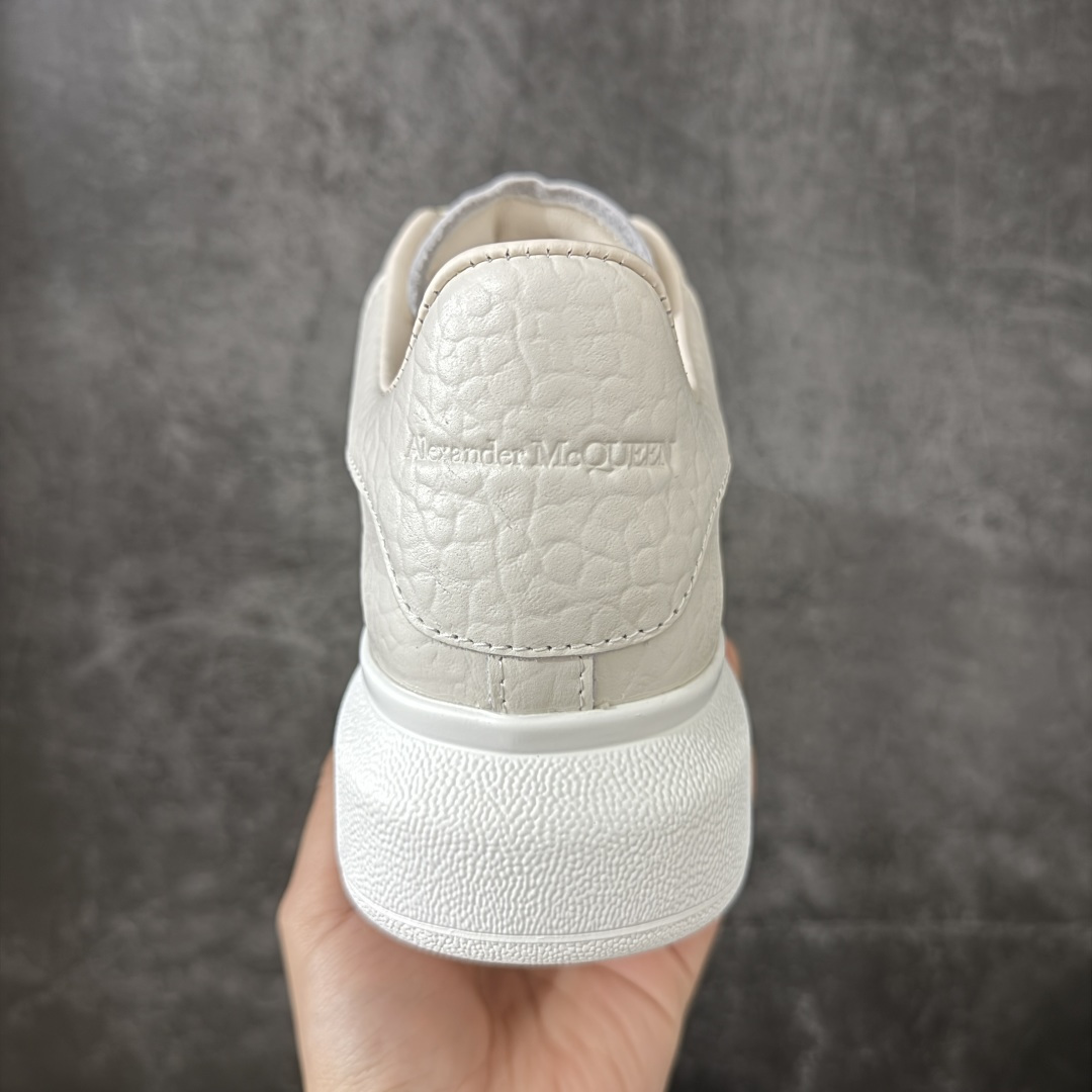 图片[4]-【HT纯原礼盒版】Alexander McQueen/亚历山大麦昆松糕鞋厚底增高小白鞋 象纹白尾 全市场配色最齐(100+配色) 性价比最高 同价位品质无敌 进口丝绸亚光原版正品 水染羊皮内里 羊皮垫脚 回弹度到位 耐磨又舒适 鞋底厚4.5cm 全套原版包装 配件齐全 官方一致 凹凸定制正品原盒包装 右脚鞋舌嵌入防伪芯片装置 外盒鞋标官方二维码扫码+防伪芯片 尺码：35-45-选品中心