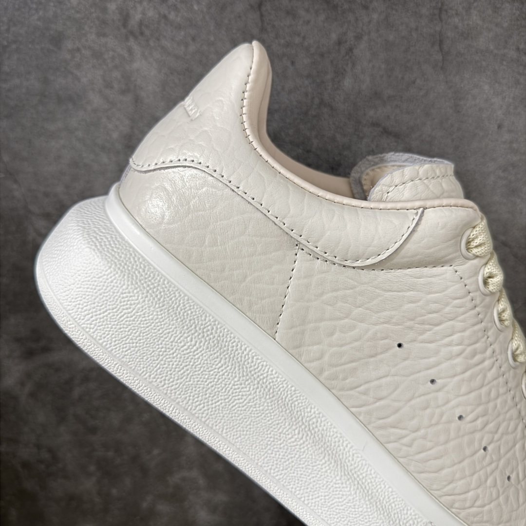 图片[7]-【HT纯原礼盒版】Alexander McQueen/亚历山大麦昆松糕鞋厚底增高小白鞋 象纹白尾 全市场配色最齐(100+配色) 性价比最高 同价位品质无敌 进口丝绸亚光原版正品 水染羊皮内里 羊皮垫脚 回弹度到位 耐磨又舒适 鞋底厚4.5cm 全套原版包装 配件齐全 官方一致 凹凸定制正品原盒包装 右脚鞋舌嵌入防伪芯片装置 外盒鞋标官方二维码扫码+防伪芯片 尺码：35-45-选品中心