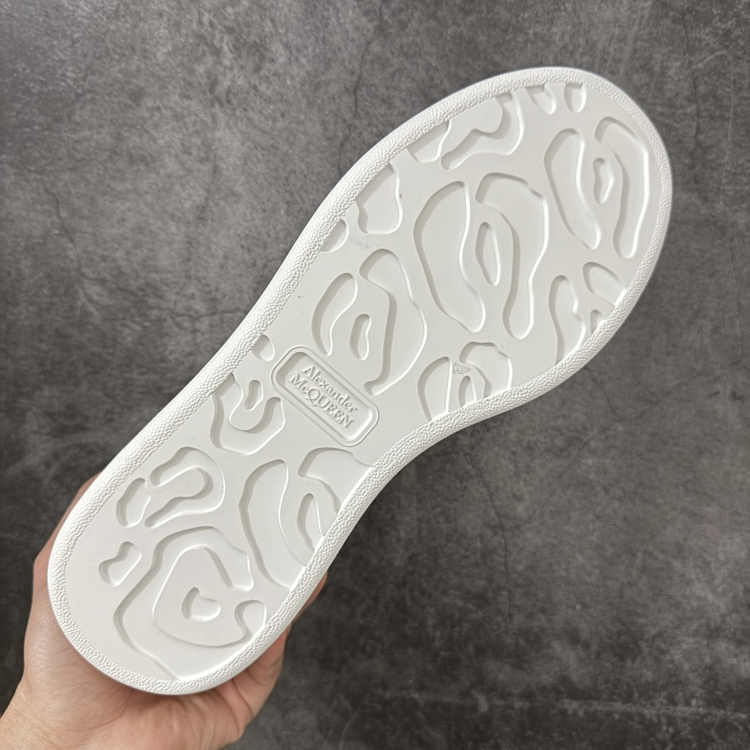 图片[9]-【HT纯原礼盒版】Alexander McQueen/亚历山大麦昆松糕鞋厚底增高小白鞋 白黑包边尾 全市场配色最齐(100+配色) 性价比最高 同价位品质无敌 进口丝绸亚光原版正品 水染羊皮内里 羊皮垫脚 回弹度到位 耐磨又舒适 鞋底厚4.5cm 全套原版包装 配件齐全 官方一致 凹凸定制正品原盒包装 右脚鞋舌嵌入防伪芯片装置 外盒鞋标官方二维码扫码+防伪芯片 尺码：35-40-选品中心