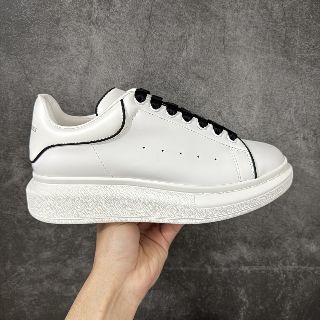 【HT纯原礼盒版】Alexander McQueen/亚历山大麦昆松糕鞋厚底增高小白鞋 白黑包边尾 全市场配色最齐(100+配色) 性价比最高 同价位品质无敌 进口丝绸亚光原版正品 水染羊皮内里 羊皮垫脚 回弹度到位 耐磨又舒适 鞋底厚4.5cm 全套原版包装 配件齐全 官方一致 凹凸定制正品原盒包装 右脚鞋舌嵌入防伪芯片装置 外盒鞋标官方二维码扫码+防伪芯片 尺码:35-40-选品中心