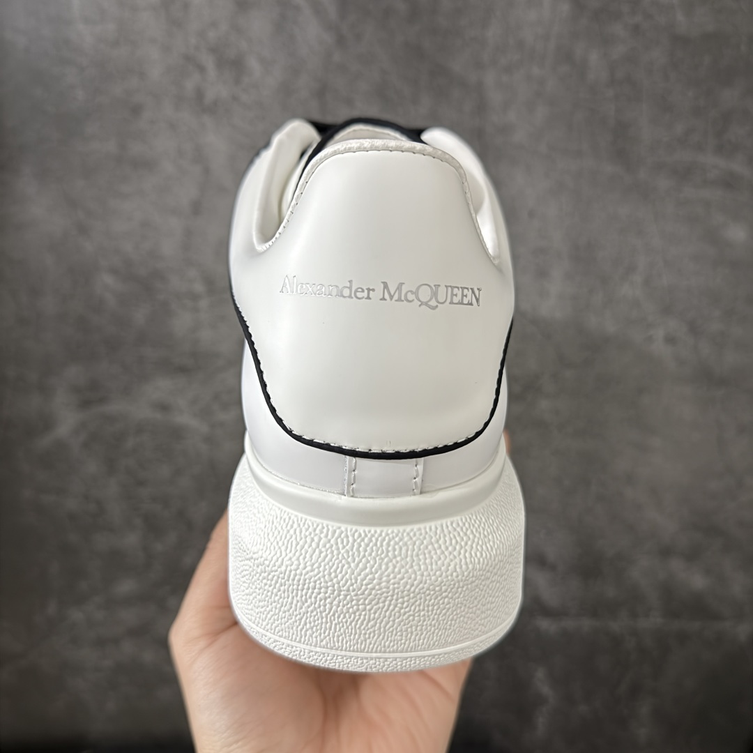 图片[4]-【HT纯原礼盒版】Alexander McQueen/亚历山大麦昆松糕鞋厚底增高小白鞋 白黑包边尾 全市场配色最齐(100+配色) 性价比最高 同价位品质无敌 进口丝绸亚光原版正品 水染羊皮内里 羊皮垫脚 回弹度到位 耐磨又舒适 鞋底厚4.5cm 全套原版包装 配件齐全 官方一致 凹凸定制正品原盒包装 右脚鞋舌嵌入防伪芯片装置 外盒鞋标官方二维码扫码+防伪芯片 尺码：35-40-选品中心