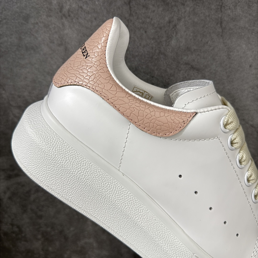 图片[7]-【HT纯原礼盒版】Alexander McQueen/亚历山大麦昆松糕鞋厚底增高小白鞋 粉色裂纹尾 全市场配色最齐(100+配色) 性价比最高 同价位品质无敌 进口丝绸亚光原版正品 水染羊皮内里 羊皮垫脚 回弹度到位 耐磨又舒适 鞋底厚4.5cm 全套原版包装 配件齐全 官方一致 凹凸定制正品原盒包装 右脚鞋舌嵌入防伪芯片装置 外盒鞋标官方二维码扫码+防伪芯片 尺码：35-40-选品中心