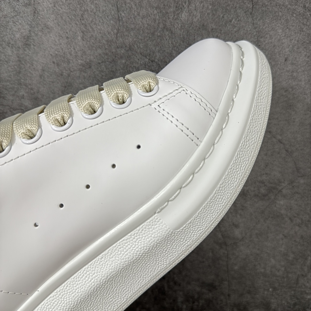 图片[6]-【HT纯原礼盒版】Alexander McQueen/亚历山大麦昆松糕鞋厚底增高小白鞋 粉色裂纹尾 全市场配色最齐(100+配色) 性价比最高 同价位品质无敌 进口丝绸亚光原版正品 水染羊皮内里 羊皮垫脚 回弹度到位 耐磨又舒适 鞋底厚4.5cm 全套原版包装 配件齐全 官方一致 凹凸定制正品原盒包装 右脚鞋舌嵌入防伪芯片装置 外盒鞋标官方二维码扫码+防伪芯片 尺码：35-40-选品中心