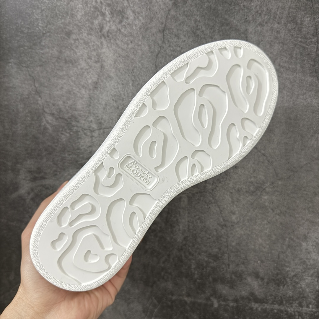 图片[9]-【HT纯原礼盒版】Alexander McQueen/亚历山大麦昆松糕鞋厚底增高小白鞋 粉色裂纹尾 全市场配色最齐(100+配色) 性价比最高 同价位品质无敌 进口丝绸亚光原版正品 水染羊皮内里 羊皮垫脚 回弹度到位 耐磨又舒适 鞋底厚4.5cm 全套原版包装 配件齐全 官方一致 凹凸定制正品原盒包装 右脚鞋舌嵌入防伪芯片装置 外盒鞋标官方二维码扫码+防伪芯片 尺码：35-40-选品中心