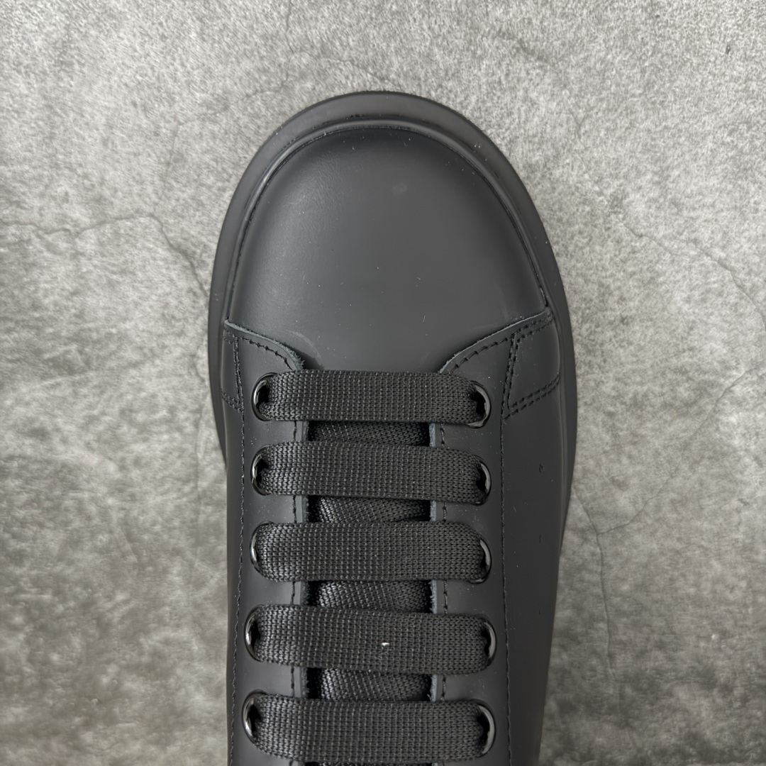 图片[5]-【HT纯原礼盒版】Alexander McQueen/亚历山大麦昆松糕鞋厚底增高小白鞋 黑金尾 全市场配色最齐(100+配色) 性价比最高 同价位品质无敌 进口丝绸亚光原版正品 水染羊皮内里 羊皮垫脚 回弹度到位 耐磨又舒适 鞋底厚4.5cm 全套原版包装 配件齐全 官方一致 凹凸定制正品原盒包装 右脚鞋舌嵌入防伪芯片装置 外盒鞋标官方二维码扫码+防伪芯片 尺码：40-45-选品中心