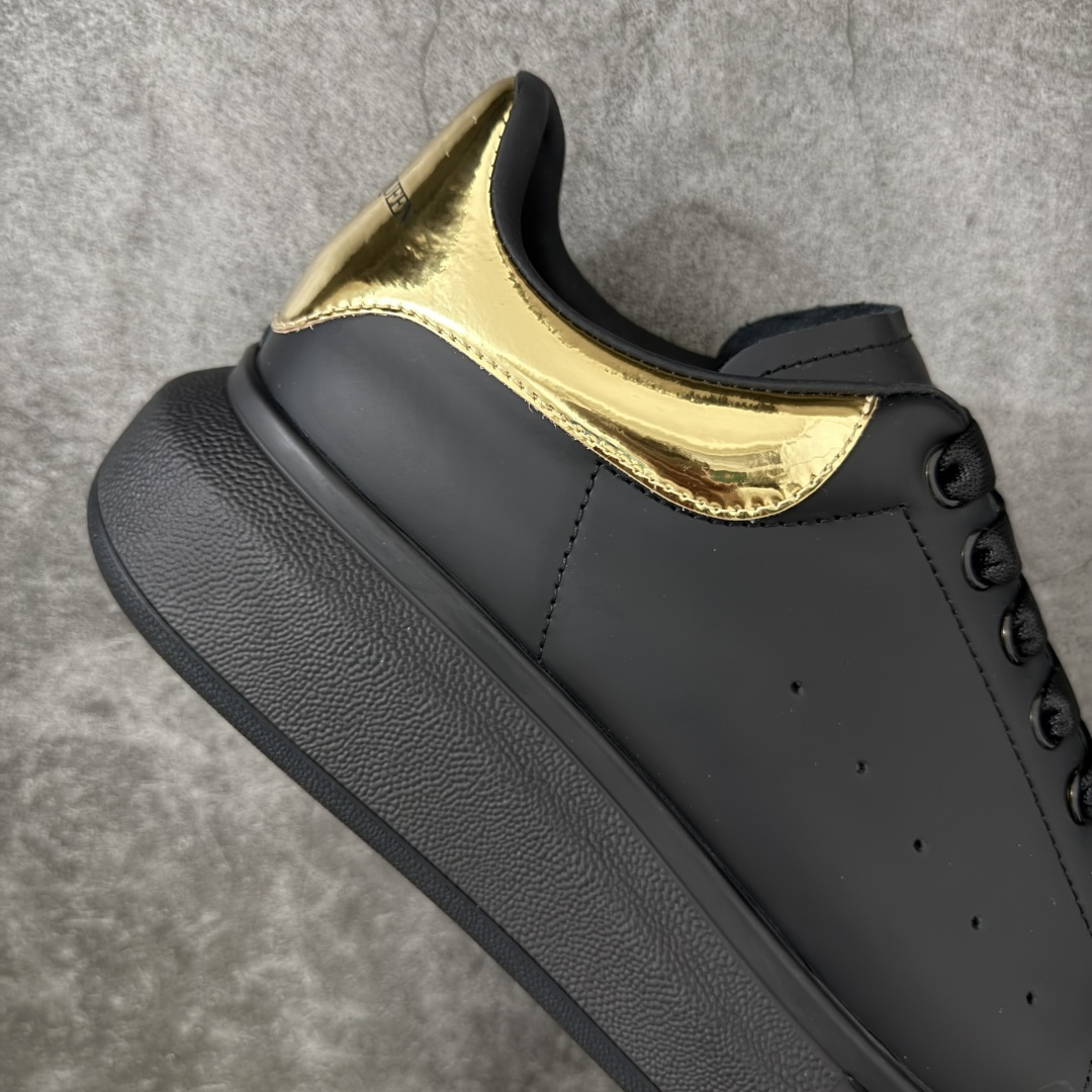 图片[7]-【HT纯原礼盒版】Alexander McQueen/亚历山大麦昆松糕鞋厚底增高小白鞋 黑金尾 全市场配色最齐(100+配色) 性价比最高 同价位品质无敌 进口丝绸亚光原版正品 水染羊皮内里 羊皮垫脚 回弹度到位 耐磨又舒适 鞋底厚4.5cm 全套原版包装 配件齐全 官方一致 凹凸定制正品原盒包装 右脚鞋舌嵌入防伪芯片装置 外盒鞋标官方二维码扫码+防伪芯片 尺码：40-45-选品中心