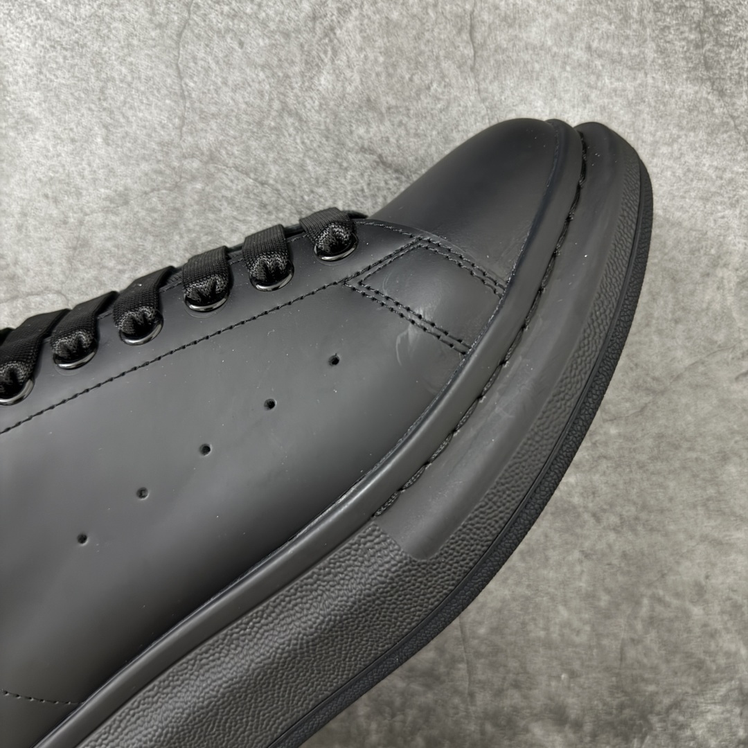 图片[6]-【HT纯原礼盒版】Alexander McQueen/亚历山大麦昆松糕鞋厚底增高小白鞋 黑金尾 全市场配色最齐(100+配色) 性价比最高 同价位品质无敌 进口丝绸亚光原版正品 水染羊皮内里 羊皮垫脚 回弹度到位 耐磨又舒适 鞋底厚4.5cm 全套原版包装 配件齐全 官方一致 凹凸定制正品原盒包装 右脚鞋舌嵌入防伪芯片装置 外盒鞋标官方二维码扫码+防伪芯片 尺码：40-45-选品中心