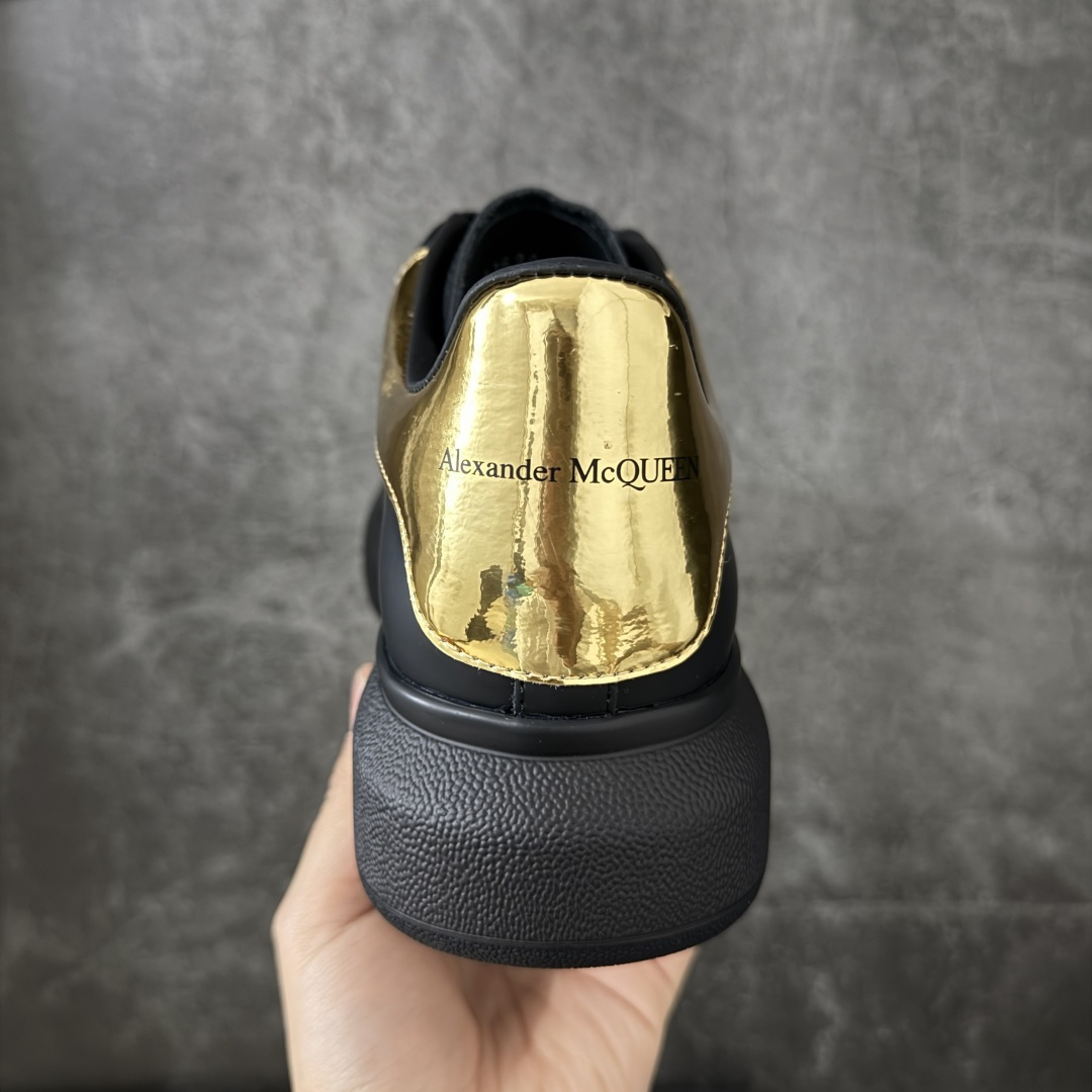 图片[4]-【HT纯原礼盒版】Alexander McQueen/亚历山大麦昆松糕鞋厚底增高小白鞋 黑金尾 全市场配色最齐(100+配色) 性价比最高 同价位品质无敌 进口丝绸亚光原版正品 水染羊皮内里 羊皮垫脚 回弹度到位 耐磨又舒适 鞋底厚4.5cm 全套原版包装 配件齐全 官方一致 凹凸定制正品原盒包装 右脚鞋舌嵌入防伪芯片装置 外盒鞋标官方二维码扫码+防伪芯片 尺码：40-45-选品中心