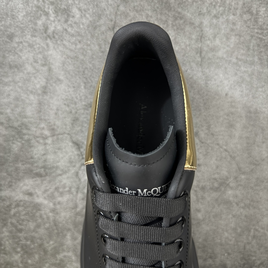 图片[8]-【HT纯原礼盒版】Alexander McQueen/亚历山大麦昆松糕鞋厚底增高小白鞋 黑金尾 全市场配色最齐(100+配色) 性价比最高 同价位品质无敌 进口丝绸亚光原版正品 水染羊皮内里 羊皮垫脚 回弹度到位 耐磨又舒适 鞋底厚4.5cm 全套原版包装 配件齐全 官方一致 凹凸定制正品原盒包装 右脚鞋舌嵌入防伪芯片装置 外盒鞋标官方二维码扫码+防伪芯片 尺码：40-45-选品中心
