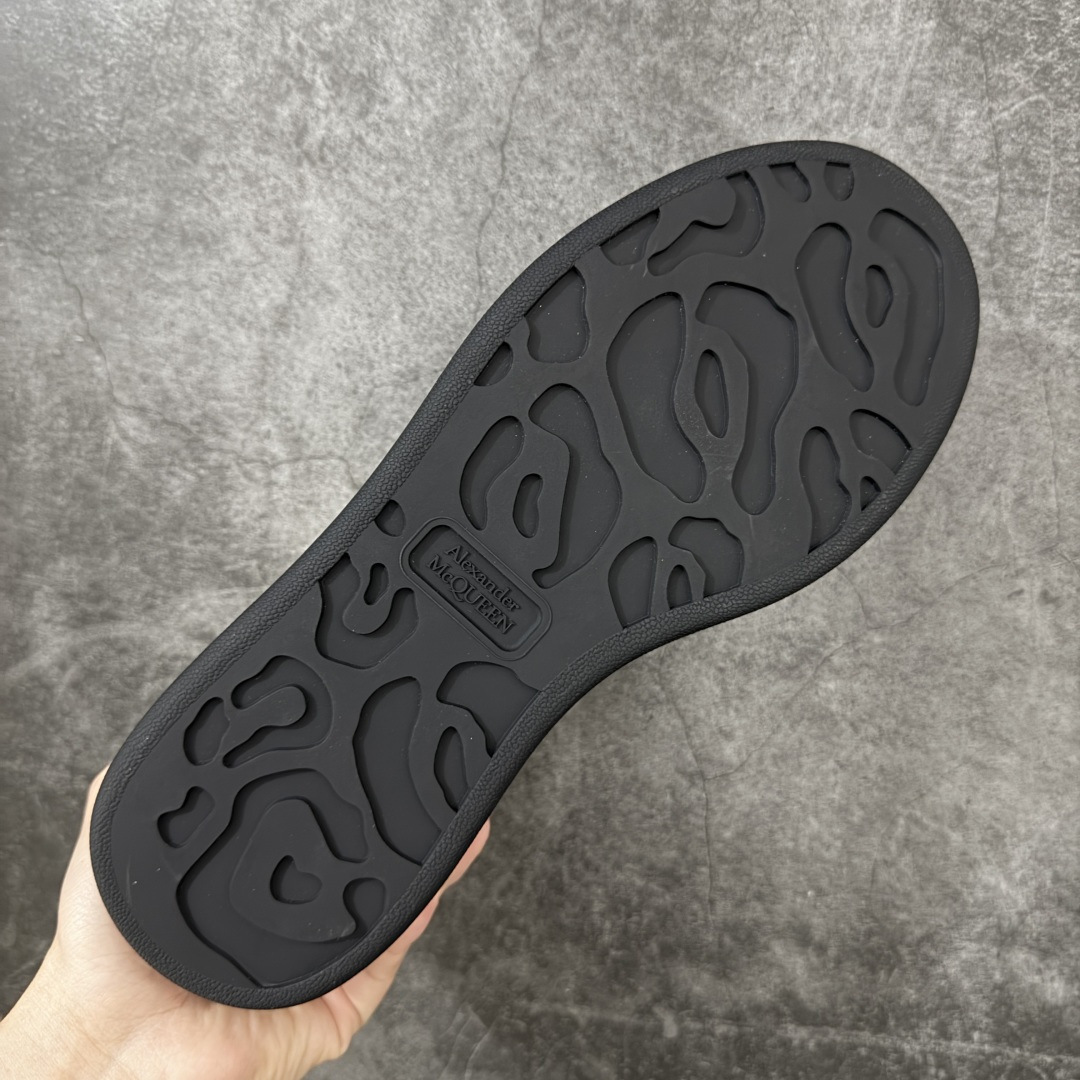 图片[9]-【HT纯原礼盒版】Alexander McQueen/亚历山大麦昆松糕鞋厚底增高小白鞋 黑金尾 全市场配色最齐(100+配色) 性价比最高 同价位品质无敌 进口丝绸亚光原版正品 水染羊皮内里 羊皮垫脚 回弹度到位 耐磨又舒适 鞋底厚4.5cm 全套原版包装 配件齐全 官方一致 凹凸定制正品原盒包装 右脚鞋舌嵌入防伪芯片装置 外盒鞋标官方二维码扫码+防伪芯片 尺码：40-45-选品中心