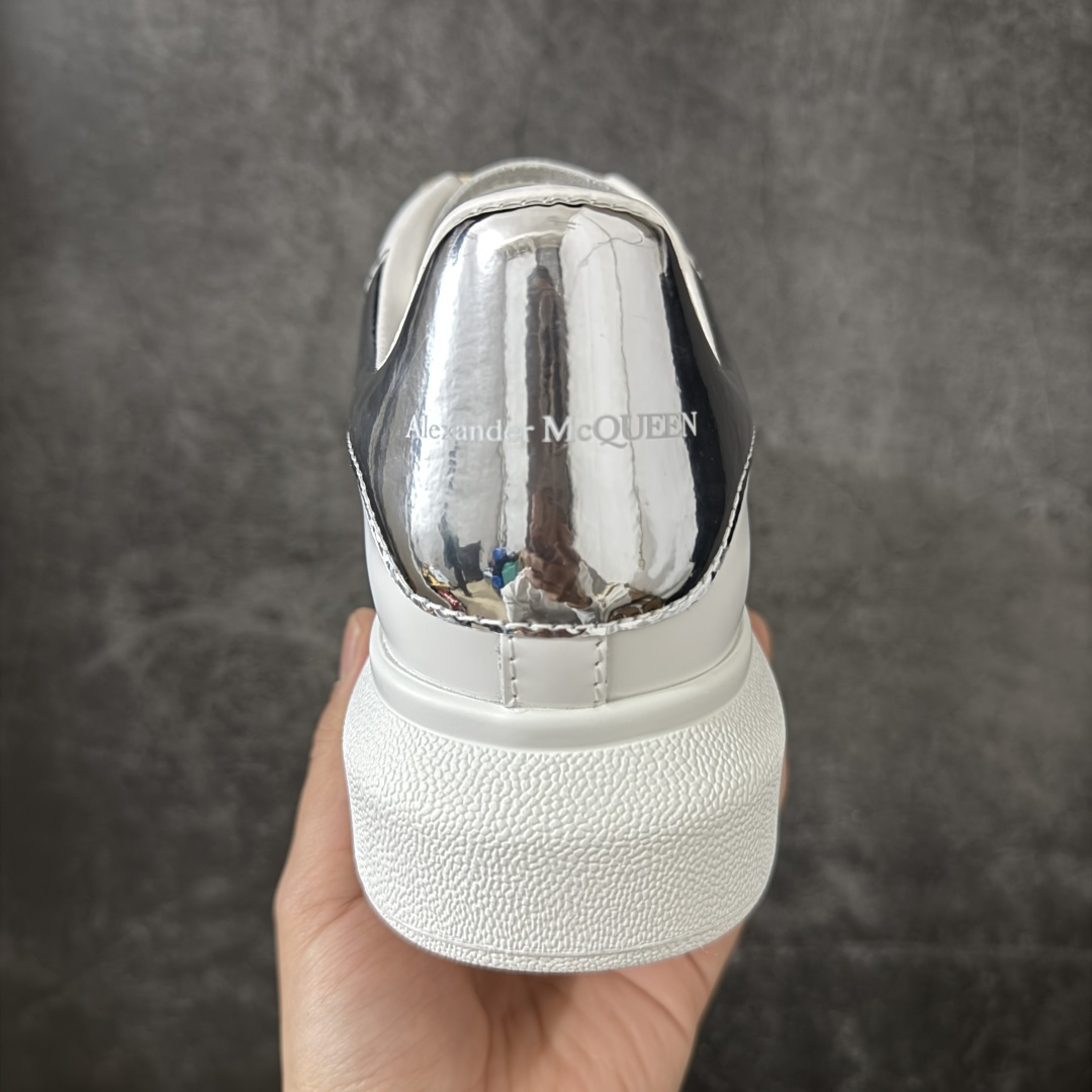 图片[4]-【HT纯原礼盒版】Alexander McQueen/亚历山大麦昆松糕鞋厚底增高小白鞋 镜面银尾 全市场配色最齐(100+配色) 性价比最高 同价位品质无敌 进口丝绸亚光原版正品 水染羊皮内里 羊皮垫脚 回弹度到位 耐磨又舒适 鞋底厚4.5cm 全套原版包装 配件齐全 官方一致 凹凸定制正品原盒包装 右脚鞋舌嵌入防伪芯片装置 外盒鞋标官方二维码扫码+防伪芯片 尺码：35=45-选品中心