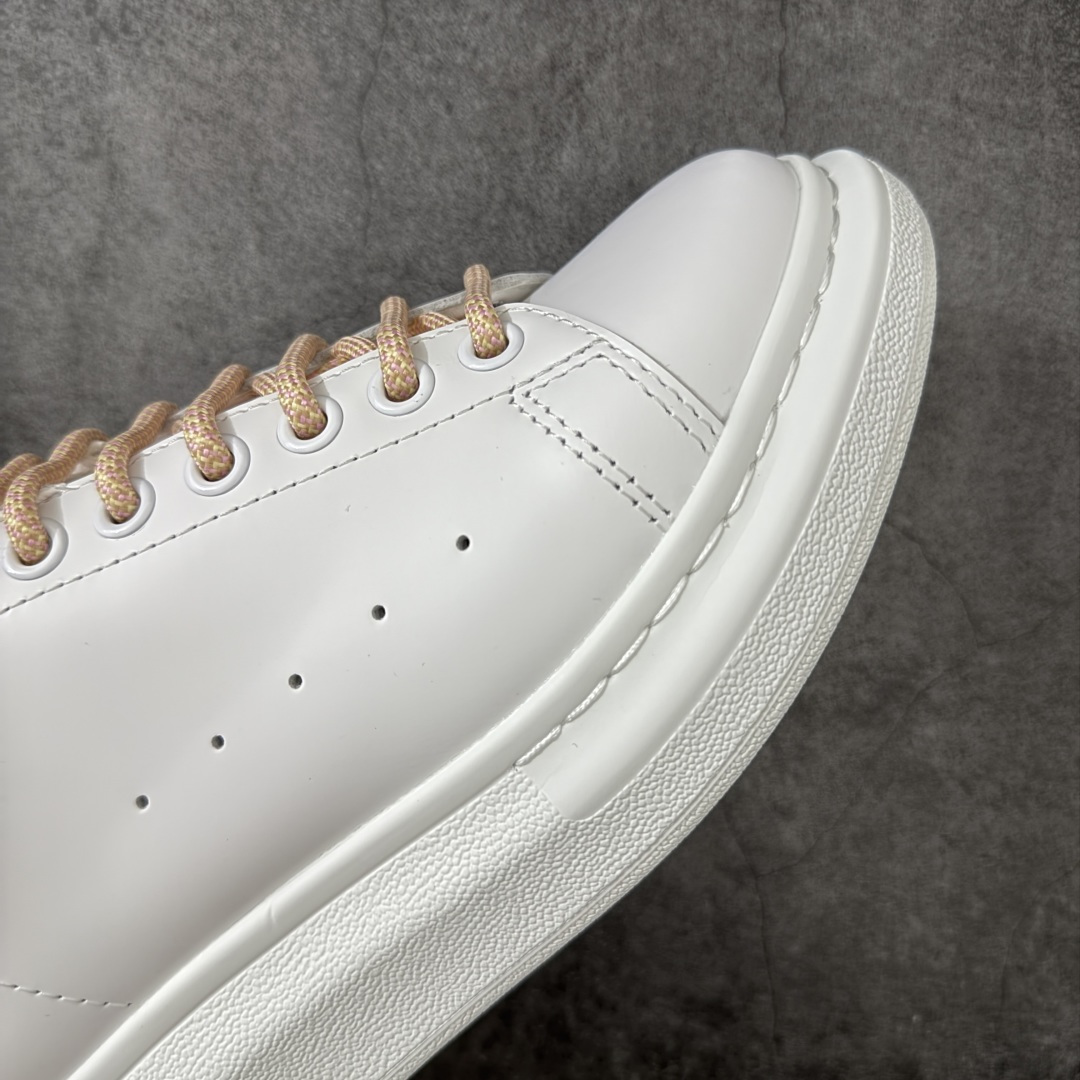 图片[6]-【HT纯原礼盒版】Alexander McQueen/亚历山大麦昆松糕鞋厚底增高小白鞋 镜面银尾 全市场配色最齐(100+配色) 性价比最高 同价位品质无敌 进口丝绸亚光原版正品 水染羊皮内里 羊皮垫脚 回弹度到位 耐磨又舒适 鞋底厚4.5cm 全套原版包装 配件齐全 官方一致 凹凸定制正品原盒包装 右脚鞋舌嵌入防伪芯片装置 外盒鞋标官方二维码扫码+防伪芯片 尺码：35=45-选品中心