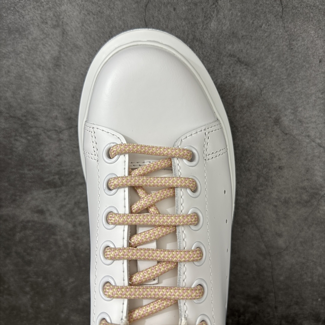 图片[5]-【HT纯原礼盒版】Alexander McQueen/亚历山大麦昆松糕鞋厚底增高小白鞋 镜面银尾 全市场配色最齐(100+配色) 性价比最高 同价位品质无敌 进口丝绸亚光原版正品 水染羊皮内里 羊皮垫脚 回弹度到位 耐磨又舒适 鞋底厚4.5cm 全套原版包装 配件齐全 官方一致 凹凸定制正品原盒包装 右脚鞋舌嵌入防伪芯片装置 外盒鞋标官方二维码扫码+防伪芯片 尺码：35=45-选品中心