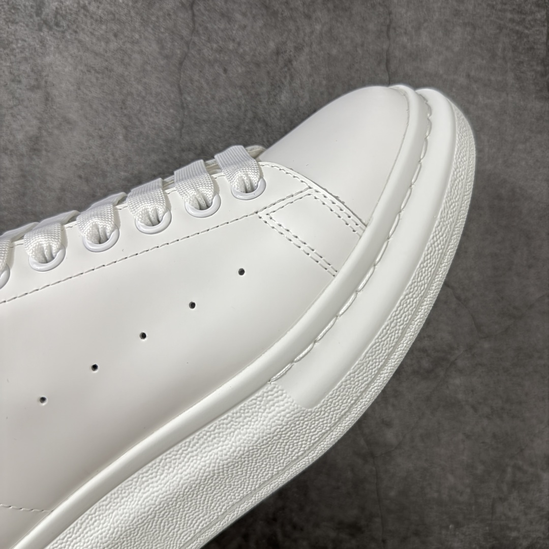 图片[6]-【HT纯原礼盒版】Alexander McQueen/亚历山大麦昆松糕鞋厚底增高小白鞋 黑鳄鱼纹尾 全市场配色最齐(100+配色) 性价比最高 同价位品质无敌 进口丝绸亚光原版正品 水染羊皮内里 羊皮垫脚 回弹度到位 耐磨又舒适 鞋底厚4.5cm 全套原版包装 配件齐全 官方一致 凹凸定制正品原盒包装 右脚鞋舌嵌入防伪芯片装置 外盒鞋标官方二维码扫码+防伪芯片 尺码：35-45-选品中心