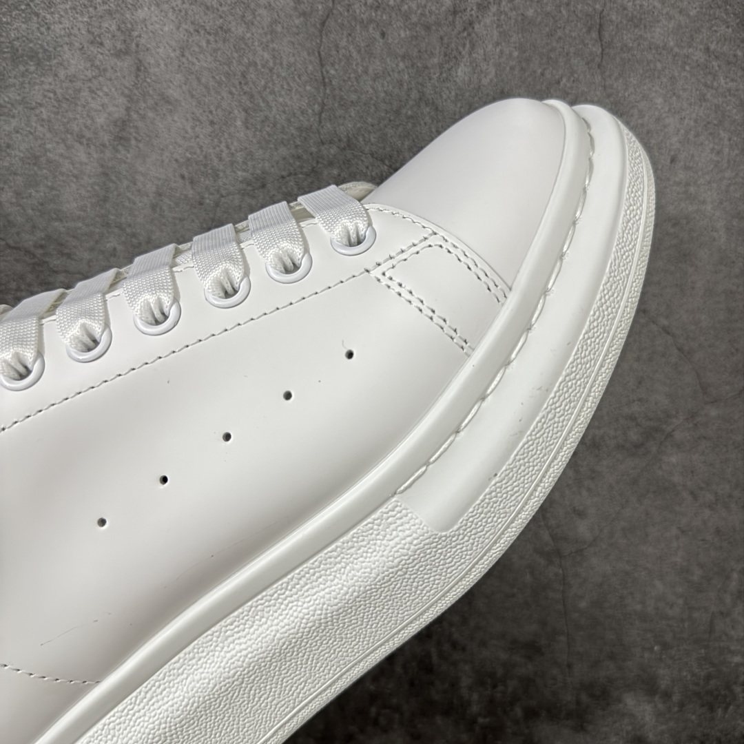 图片[6]-【HT纯原礼盒版】Alexander McQueen/亚历山大麦昆松糕鞋厚底增高小白鞋 灰漆渐变尾 全市场配色最齐(100+配色) 性价比最高 同价位品质无敌 进口丝绸亚光原版正品 水染羊皮内里 羊皮垫脚 回弹度到位 耐磨又舒适 鞋底厚4.5cm 全套原版包装 配件齐全 官方一致 凹凸定制正品原盒包装 右脚鞋舌嵌入防伪芯片装置 外盒鞋标官方二维码扫码+防伪芯片 尺码：35-45-选品中心