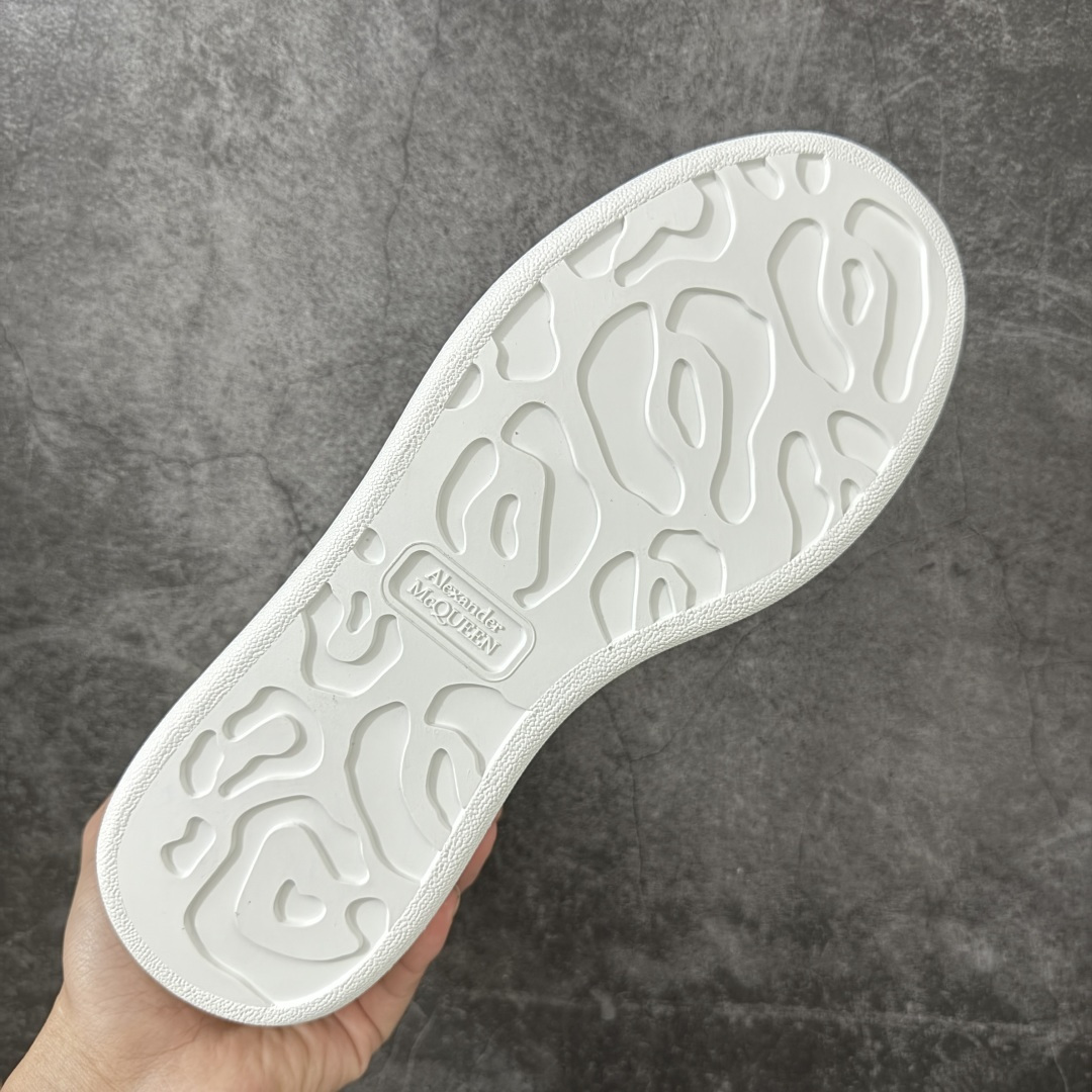 图片[9]-【HT纯原礼盒版】Alexander McQueen/亚历山大麦昆松糕鞋厚底增高小白鞋 灰漆渐变尾 全市场配色最齐(100+配色) 性价比最高 同价位品质无敌 进口丝绸亚光原版正品 水染羊皮内里 羊皮垫脚 回弹度到位 耐磨又舒适 鞋底厚4.5cm 全套原版包装 配件齐全 官方一致 凹凸定制正品原盒包装 右脚鞋舌嵌入防伪芯片装置 外盒鞋标官方二维码扫码+防伪芯片 尺码：35-45-选品中心