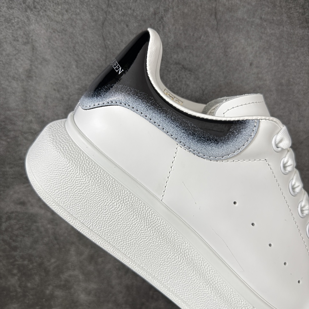 图片[7]-【HT纯原礼盒版】Alexander McQueen/亚历山大麦昆松糕鞋厚底增高小白鞋 灰漆渐变尾 全市场配色最齐(100+配色) 性价比最高 同价位品质无敌 进口丝绸亚光原版正品 水染羊皮内里 羊皮垫脚 回弹度到位 耐磨又舒适 鞋底厚4.5cm 全套原版包装 配件齐全 官方一致 凹凸定制正品原盒包装 右脚鞋舌嵌入防伪芯片装置 外盒鞋标官方二维码扫码+防伪芯片 尺码：35-45-选品中心