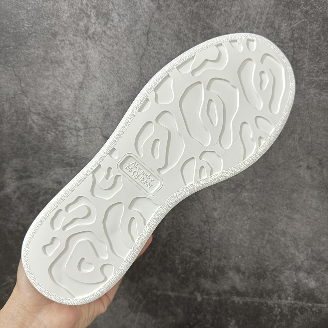 图片[9]-【HT纯原礼盒版】Alexander McQueen/亚历山大麦昆松糕鞋厚底增高小白鞋 深灰绒尾 全市场配色最齐(100+配色) 性价比最高 同价位品质无敌 进口丝绸亚光原版正品 水染羊皮内里 羊皮垫脚 回弹度到位 耐磨又舒适 鞋底厚4.5cm 全套原版包装 配件齐全 官方一致 凹凸定制正品原盒包装 右脚鞋舌嵌入防伪芯片装置 外盒鞋标官方二维码扫码+防伪芯片 尺码：35-45-选品中心