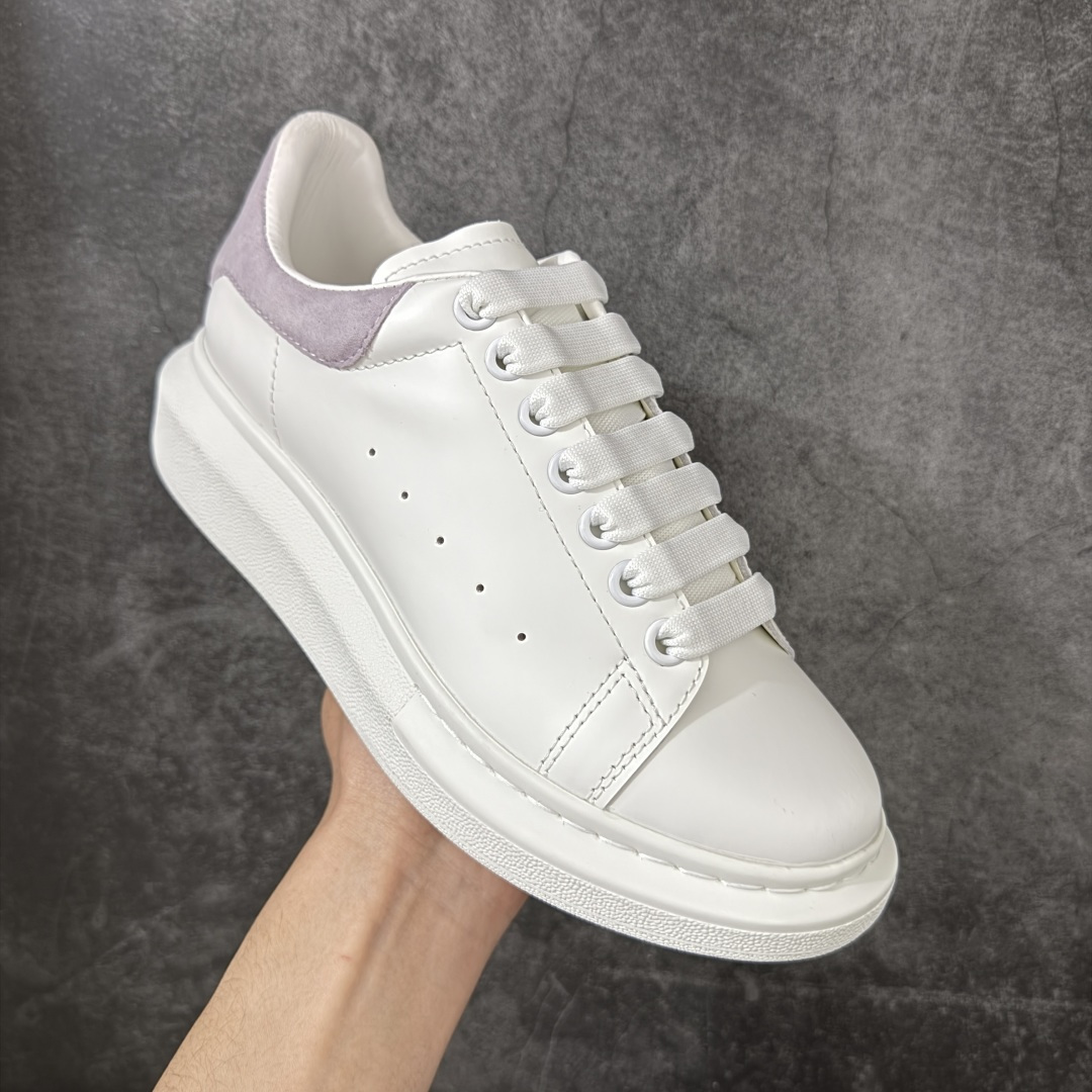 图片[3]-【HT纯原礼盒版】Alexander McQueen/亚历山大麦昆松糕鞋厚底增高小白鞋 紫绒尾 全市场配色最齐(100+配色) 性价比最高 同价位品质无敌 进口丝绸亚光原版正品 水染羊皮内里 羊皮垫脚 回弹度到位 耐磨又舒适 鞋底厚4.5cm 全套原版包装 配件齐全 官方一致 凹凸定制正品原盒包装 右脚鞋舌嵌入防伪芯片装置 外盒鞋标官方二维码扫码+防伪芯片 尺码：35-39-选品中心