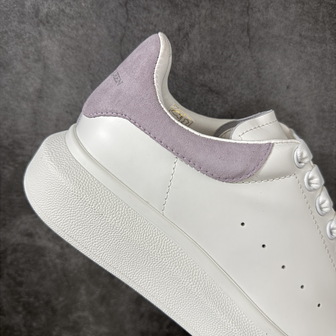 图片[7]-【HT纯原礼盒版】Alexander McQueen/亚历山大麦昆松糕鞋厚底增高小白鞋 紫绒尾 全市场配色最齐(100+配色) 性价比最高 同价位品质无敌 进口丝绸亚光原版正品 水染羊皮内里 羊皮垫脚 回弹度到位 耐磨又舒适 鞋底厚4.5cm 全套原版包装 配件齐全 官方一致 凹凸定制正品原盒包装 右脚鞋舌嵌入防伪芯片装置 外盒鞋标官方二维码扫码+防伪芯片 尺码：35-39-选品中心