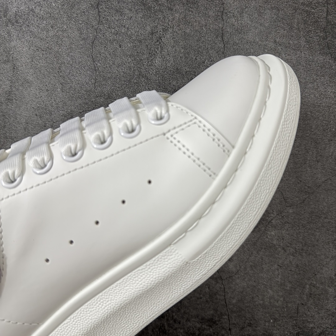 图片[6]-【HT纯原礼盒版】Alexander McQueen/亚历山大麦昆松糕鞋厚底增高小白鞋 紫绒尾 全市场配色最齐(100+配色) 性价比最高 同价位品质无敌 进口丝绸亚光原版正品 水染羊皮内里 羊皮垫脚 回弹度到位 耐磨又舒适 鞋底厚4.5cm 全套原版包装 配件齐全 官方一致 凹凸定制正品原盒包装 右脚鞋舌嵌入防伪芯片装置 外盒鞋标官方二维码扫码+防伪芯片 尺码：35-39-选品中心