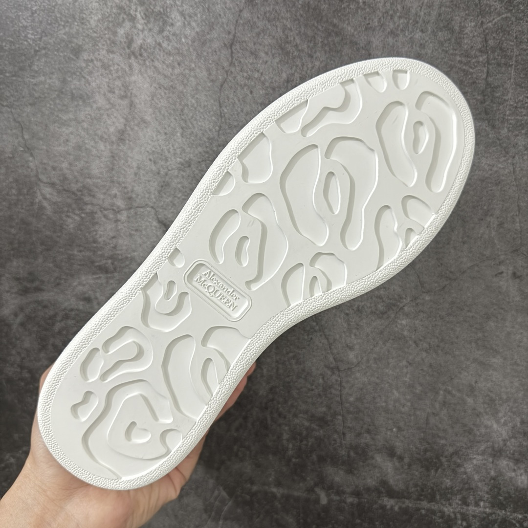 图片[9]-【HT纯原礼盒版】Alexander McQueen/亚历山大麦昆松糕鞋厚底增高小白鞋 紫绒尾 全市场配色最齐(100+配色) 性价比最高 同价位品质无敌 进口丝绸亚光原版正品 水染羊皮内里 羊皮垫脚 回弹度到位 耐磨又舒适 鞋底厚4.5cm 全套原版包装 配件齐全 官方一致 凹凸定制正品原盒包装 右脚鞋舌嵌入防伪芯片装置 外盒鞋标官方二维码扫码+防伪芯片 尺码：35-39-选品中心