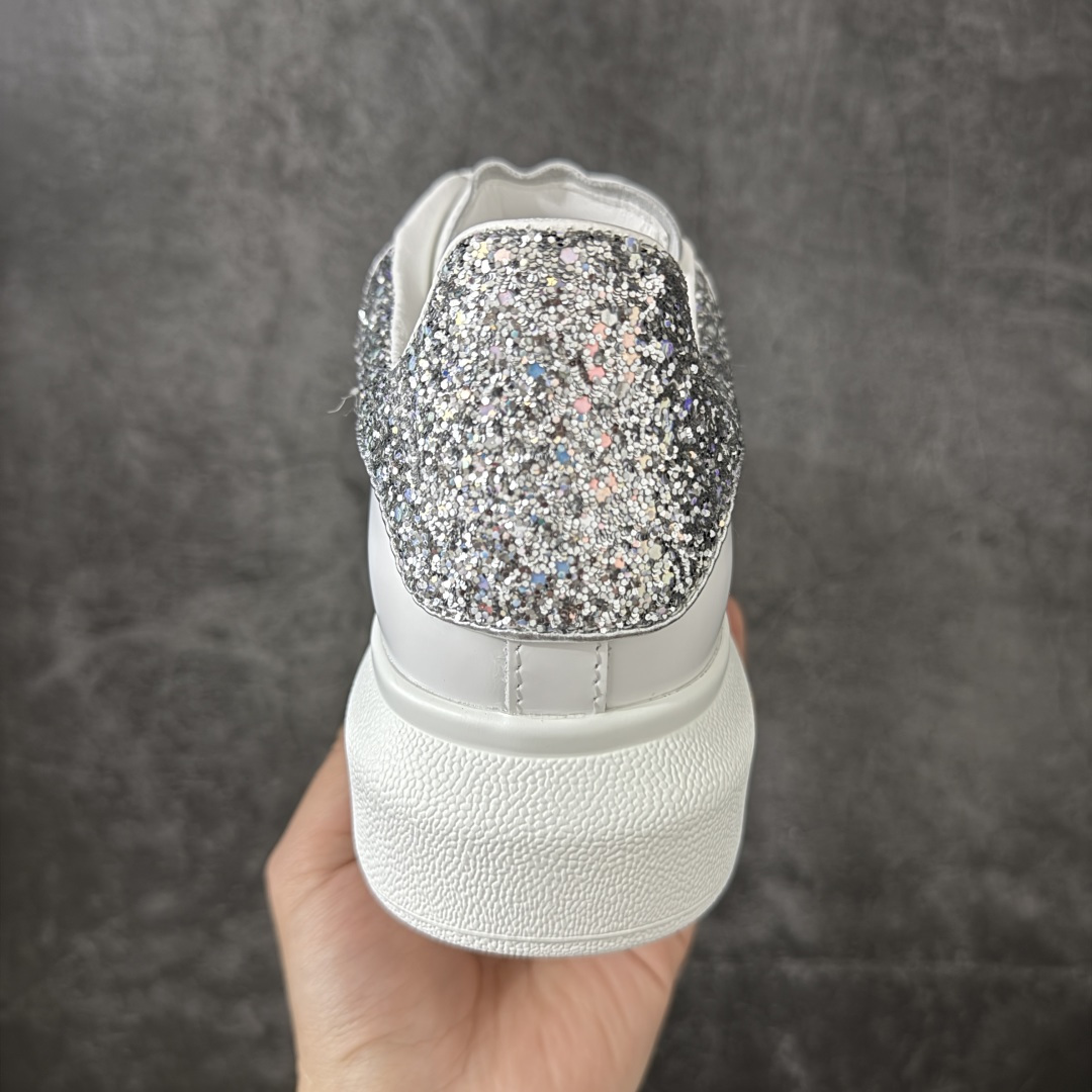 图片[4]-【HT纯原礼盒版】Alexander McQueen/亚历山大麦昆松糕鞋厚底增高小白鞋 银格丽特尾 全市场配色最齐(100+配色) 性价比最高 同价位品质无敌 进口丝绸亚光原版正品 水染羊皮内里 羊皮垫脚 回弹度到位 耐磨又舒适 鞋底厚4.5cm 全套原版包装 配件齐全 官方一致 凹凸定制正品原盒包装 右脚鞋舌嵌入防伪芯片装置 外盒鞋标官方二维码扫码+防伪芯片 尺码：35-40-选品中心