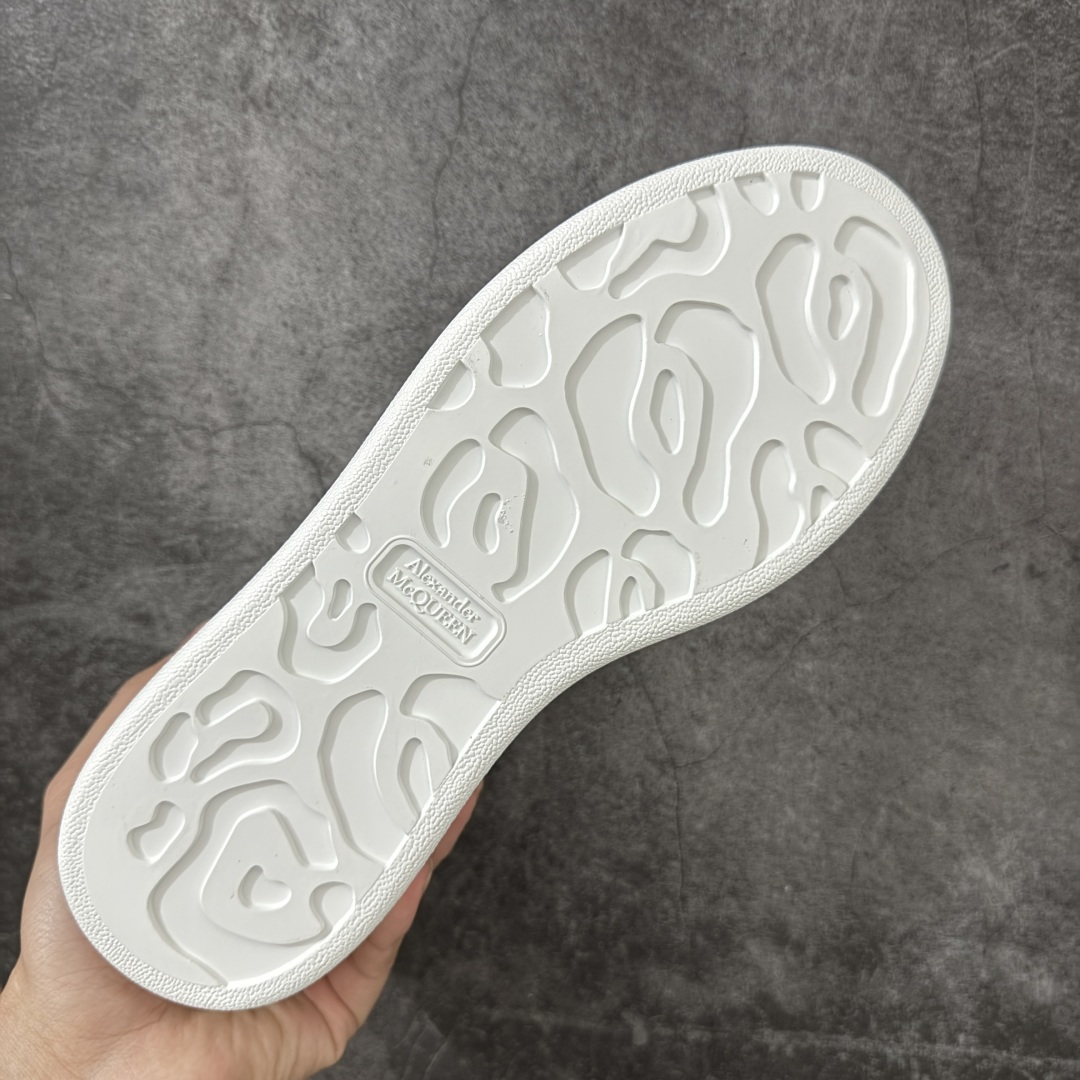 图片[9]-【HT纯原礼盒版】Alexander McQueen/亚历山大麦昆松糕鞋厚底增高小白鞋 银格丽特尾 全市场配色最齐(100+配色) 性价比最高 同价位品质无敌 进口丝绸亚光原版正品 水染羊皮内里 羊皮垫脚 回弹度到位 耐磨又舒适 鞋底厚4.5cm 全套原版包装 配件齐全 官方一致 凹凸定制正品原盒包装 右脚鞋舌嵌入防伪芯片装置 外盒鞋标官方二维码扫码+防伪芯片 尺码：35-40-选品中心