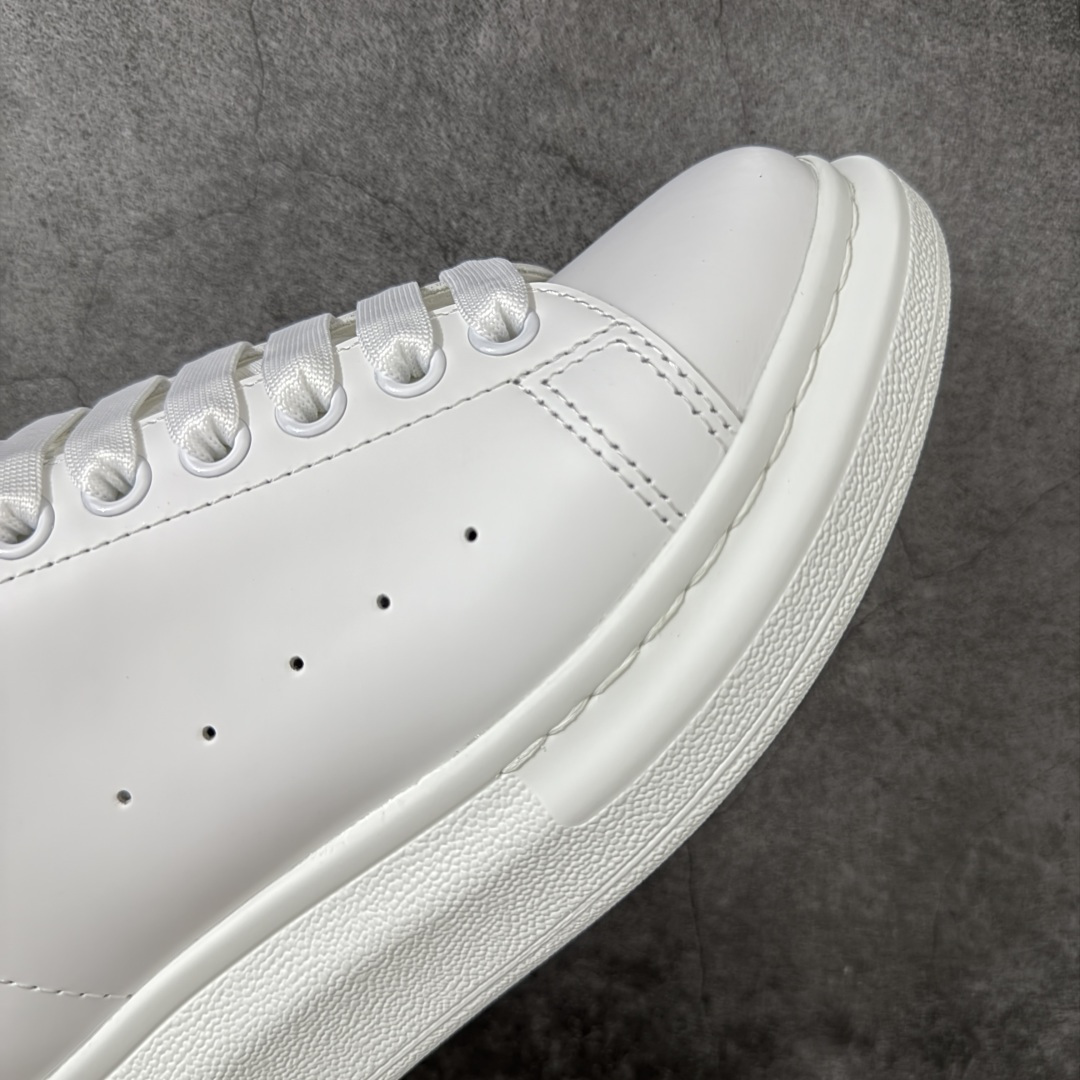 图片[6]-【HT纯原礼盒版】Alexander McQueen/亚历山大麦昆松糕鞋厚底增高小白鞋 银格丽特尾 全市场配色最齐(100+配色) 性价比最高 同价位品质无敌 进口丝绸亚光原版正品 水染羊皮内里 羊皮垫脚 回弹度到位 耐磨又舒适 鞋底厚4.5cm 全套原版包装 配件齐全 官方一致 凹凸定制正品原盒包装 右脚鞋舌嵌入防伪芯片装置 外盒鞋标官方二维码扫码+防伪芯片 尺码：35-40-选品中心