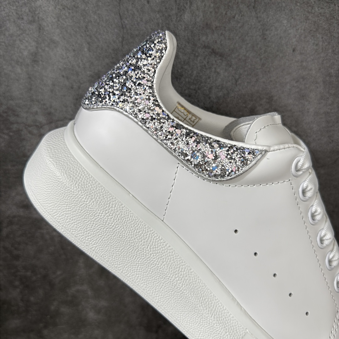 图片[7]-【HT纯原礼盒版】Alexander McQueen/亚历山大麦昆松糕鞋厚底增高小白鞋 银格丽特尾 全市场配色最齐(100+配色) 性价比最高 同价位品质无敌 进口丝绸亚光原版正品 水染羊皮内里 羊皮垫脚 回弹度到位 耐磨又舒适 鞋底厚4.5cm 全套原版包装 配件齐全 官方一致 凹凸定制正品原盒包装 右脚鞋舌嵌入防伪芯片装置 外盒鞋标官方二维码扫码+防伪芯片 尺码：35-40-选品中心