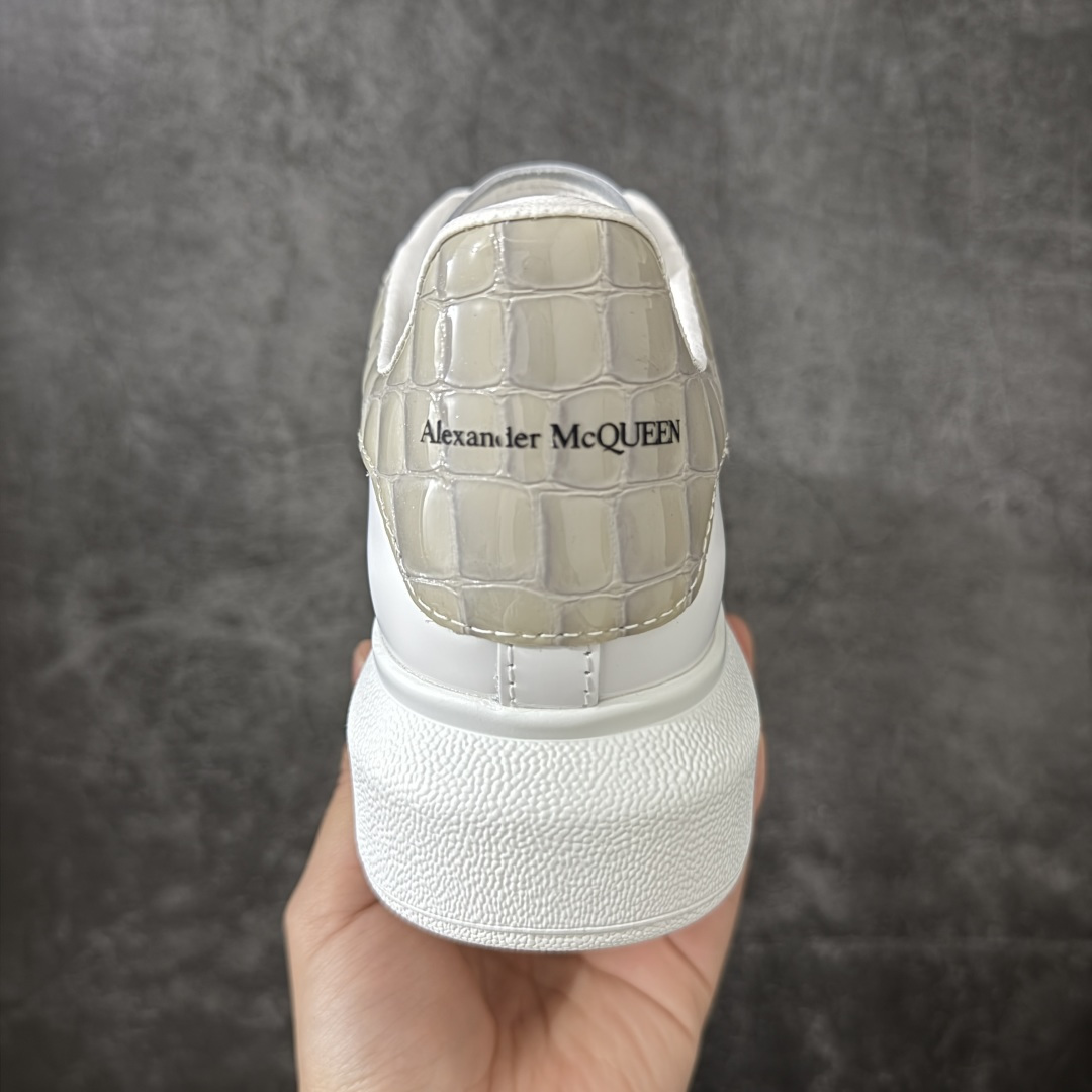 图片[4]-【HT纯原礼盒版】Alexander McQueen/亚历山大麦昆松糕鞋厚底增高小白鞋 奶茶灰尾 全市场配色最齐(100+配色) 性价比最高 同价位品质无敌 进口丝绸亚光原版正品 水染羊皮内里 羊皮垫脚 回弹度到位 耐磨又舒适 鞋底厚4.5cm 全套原版包装 配件齐全 官方一致 凹凸定制正品原盒包装 右脚鞋舌嵌入防伪芯片装置 外盒鞋标官方二维码扫码+防伪芯片 尺码：35-40-选品中心