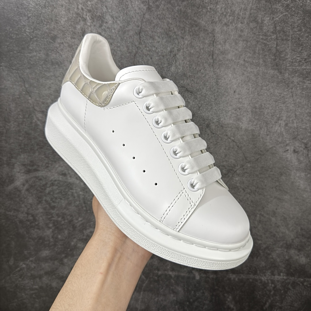 图片[3]-【HT纯原礼盒版】Alexander McQueen/亚历山大麦昆松糕鞋厚底增高小白鞋 奶茶灰尾 全市场配色最齐(100+配色) 性价比最高 同价位品质无敌 进口丝绸亚光原版正品 水染羊皮内里 羊皮垫脚 回弹度到位 耐磨又舒适 鞋底厚4.5cm 全套原版包装 配件齐全 官方一致 凹凸定制正品原盒包装 右脚鞋舌嵌入防伪芯片装置 外盒鞋标官方二维码扫码+防伪芯片 尺码：35-40-选品中心