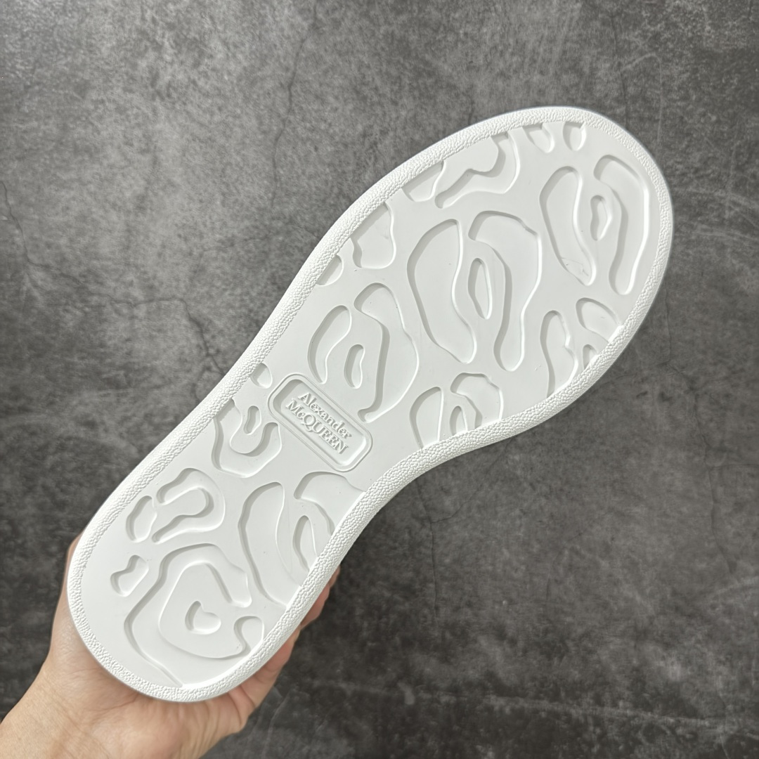 图片[9]-【HT纯原礼盒版】Alexander McQueen/亚历山大麦昆松糕鞋厚底增高小白鞋 金鳄鱼纹尾 全市场配色最齐(100+配色) 性价比最高 同价位品质无敌 进口丝绸亚光原版正品 水染羊皮内里 羊皮垫脚 回弹度到位 耐磨又舒适 鞋底厚4.5cm 全套原版包装 配件齐全 官方一致 凹凸定制正品原盒包装 右脚鞋舌嵌入防伪芯片装置 外盒鞋标官方二维码扫码+防伪芯片 尺码：35-45-选品中心