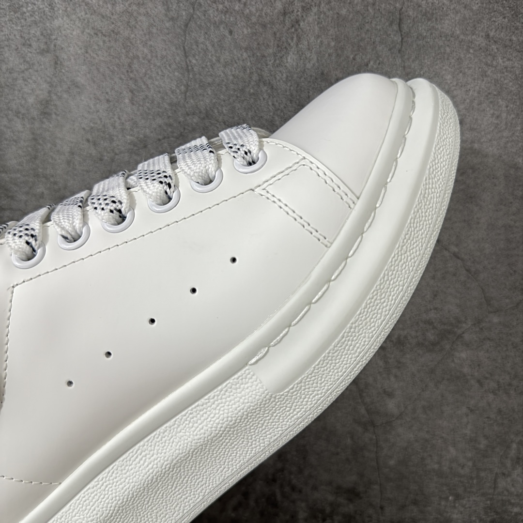 图片[6]-【HT纯原礼盒版】Alexander McQueen/亚历山大麦昆松糕鞋厚底增高小白鞋 浅蓝鳄鱼纹尾 全市场配色最齐(100+配色) 性价比最高 同价位品质无敌 进口丝绸亚光原版正品 水染羊皮内里 羊皮垫脚 回弹度到位 耐磨又舒适 鞋底厚4.5cm 全套原版包装 配件齐全 官方一致 凹凸定制正品原盒包装 右脚鞋舌嵌入防伪芯片装置 外盒鞋标官方二维码扫码+防伪芯片 尺码：35-40-选品中心