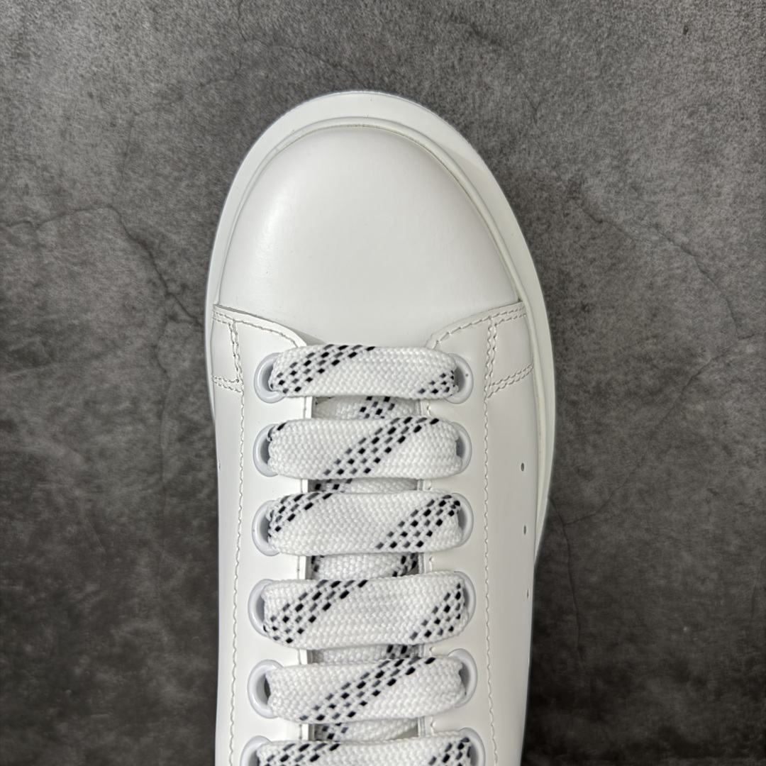 图片[5]-【HT纯原礼盒版】Alexander McQueen/亚历山大麦昆松糕鞋厚底增高小白鞋 浅蓝鳄鱼纹尾 全市场配色最齐(100+配色) 性价比最高 同价位品质无敌 进口丝绸亚光原版正品 水染羊皮内里 羊皮垫脚 回弹度到位 耐磨又舒适 鞋底厚4.5cm 全套原版包装 配件齐全 官方一致 凹凸定制正品原盒包装 右脚鞋舌嵌入防伪芯片装置 外盒鞋标官方二维码扫码+防伪芯片 尺码：35-40-选品中心