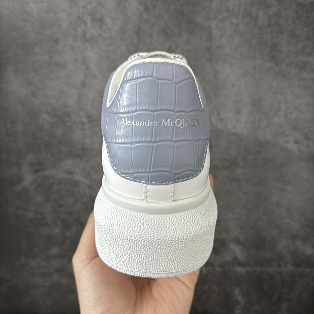 图片[4]-【HT纯原礼盒版】Alexander McQueen/亚历山大麦昆松糕鞋厚底增高小白鞋 浅蓝鳄鱼纹尾 全市场配色最齐(100+配色) 性价比最高 同价位品质无敌 进口丝绸亚光原版正品 水染羊皮内里 羊皮垫脚 回弹度到位 耐磨又舒适 鞋底厚4.5cm 全套原版包装 配件齐全 官方一致 凹凸定制正品原盒包装 右脚鞋舌嵌入防伪芯片装置 外盒鞋标官方二维码扫码+防伪芯片 尺码：35-40-选品中心