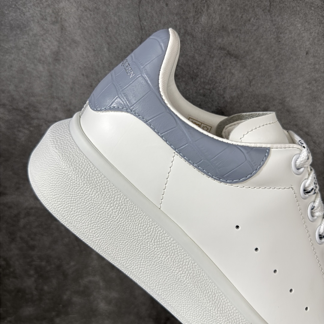 图片[7]-【HT纯原礼盒版】Alexander McQueen/亚历山大麦昆松糕鞋厚底增高小白鞋 浅蓝鳄鱼纹尾 全市场配色最齐(100+配色) 性价比最高 同价位品质无敌 进口丝绸亚光原版正品 水染羊皮内里 羊皮垫脚 回弹度到位 耐磨又舒适 鞋底厚4.5cm 全套原版包装 配件齐全 官方一致 凹凸定制正品原盒包装 右脚鞋舌嵌入防伪芯片装置 外盒鞋标官方二维码扫码+防伪芯片 尺码：35-40-选品中心